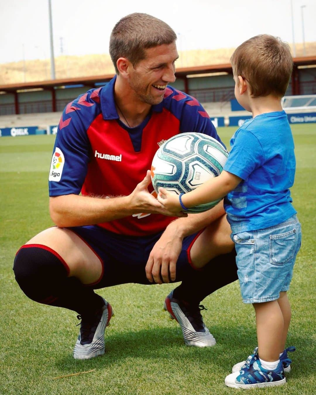 LFPさんのインスタグラム写真 - (LFPInstagram)「📝 A big signing for @caosasuna and a very cute small signing! 👨🏻❤️👶🏻 • #LaLiga #LaLigaSantander #Osasuna #Brasanac #Football #LaLigaTransfers」7月29日 0時51分 - laliga