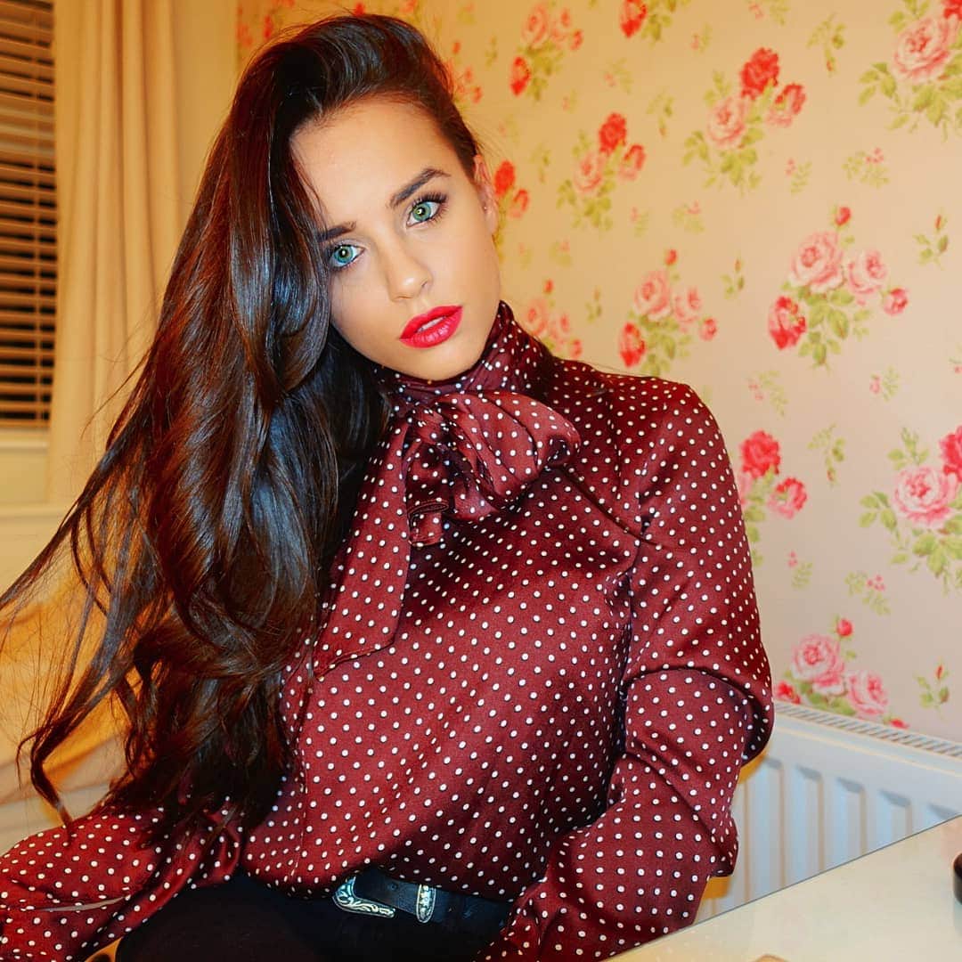 ジョージア・メイ・フットのインスタグラム：「Hey... who remembers when i had all this hair? 🙋🏽‍♀️🤷🏽‍♀️💆🏽‍♀️💇‍♀️ #throwback #longhair #whosthatgirl」