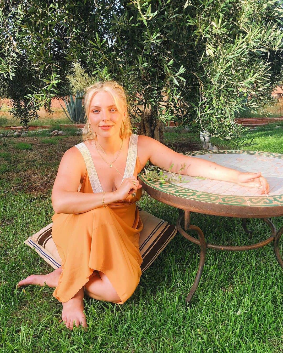 Estée Lalondeのインスタグラム：「Under the olive tree ✨🧡🌞」