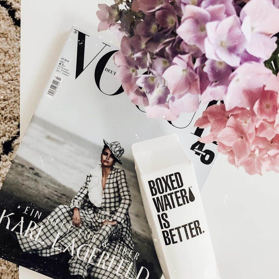 BoxedWaterさんのインスタグラム写真 - (BoxedWaterInstagram)「Sunday aesthetic on lock, 📷 courtesy of @theresalalaland. 💐💕 #Fashion #Vogue #BoxedWaterisBetter #Flowers #Love #KarlLagerfeld #BoxedWater #BetterPlanet #Sunshine #Sunday」7月29日 1時01分 - boxedwater