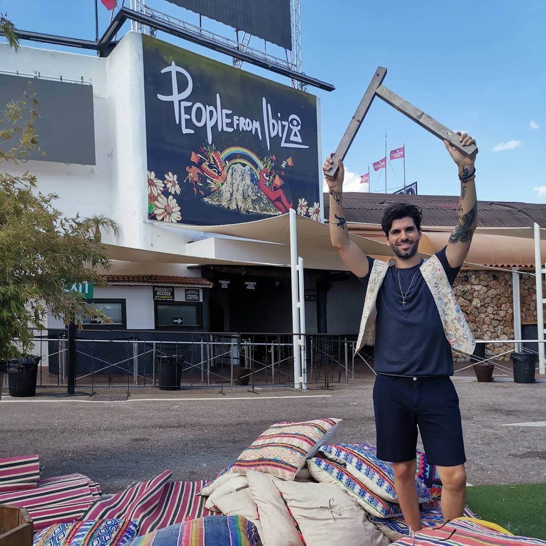 ハイメ・アルグエルスアリのインスタグラム：「Reg: People from ibiza  I would like to dedicate this post to the whole Amnesia team and People from ibiza for believing in me to manage and Organize this party from the roots.  It has probably been the most busiest and stressful 3 weeks of my life to bring a new conceptual party from scratch and make it all work from the bookings to the promo to the production, deco, ticketing, marketing and a large etc . I ve been learning so much and still on the learning!! I would like to take the chance to thank everyone involved who s been helping and supporting me starting from Sergi Blaya, @sebastianoscilla , @chemitabcn ,@markrubira , David de Felipe, Cipri, @caalmusicofficial , Susana, gabri,the craziest @be_real_ibiza , @v.bufi , my whole family, my loves @josefajram and @sulaika , the woman who has stolen my heart @perdonabonita2 but specially I would like to thank my brother from another mother  @martofficial for the unconditional love and support and the help I ve received through all my life!  It's a great honour and feel so proud to start this new challenge tonight with this great team and will bring my very best and purest and deepest love for the place where I ve been staying since I was a kid and return to Eivissa what I believe it deserves.  Let the show start tonight!  Con amor  Jaime  @peoplefromibz @amnesiaibiza #thewildestterrace」