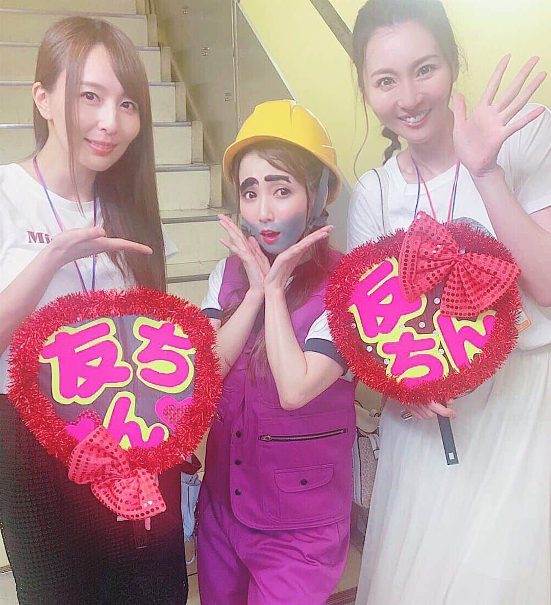 のインスタグラム：「今日は、ジェシーと恵比寿マスカッツのライブに行ってきたよん❤️ . ちょっと前にジェシーと2人で頑張って作ったうちわ持って、応援してきたっ♪ . ライブ終わりで、友ちんのところにー♪ . こんなおもしろメイクしてもかわいい友ちんなのだー😍 . バタバタの中写真撮ってもらった♪ . うちわも喜んでくれて、ジェシーと頑張って作った甲斐がありましたっ✨ . 裏は、みぃななにしてみた！！ 気づいてくれてたら良いがー🤣 時間がなくて、みぃななに会えなくて残念💦 . みんな、可愛かったなぁー❤️ かわいいは正義だわっっ！！ . ジェシーとずっと、あの子がかわいいとかあの子がエロいとかそんなこと言ってはしゃぎながら見てました💕 . 友ちーん！ お疲れ様でしたぁー♪ . #恵比寿マスカッツ #ライブ #ジェシー #希崎ジェシカ #友ちん #友田彩也香 #初代と現役と関係ない奴w #楽しかった！ #可愛かった #みぃなな #川上奈々美 #手作りうちわ #推し」