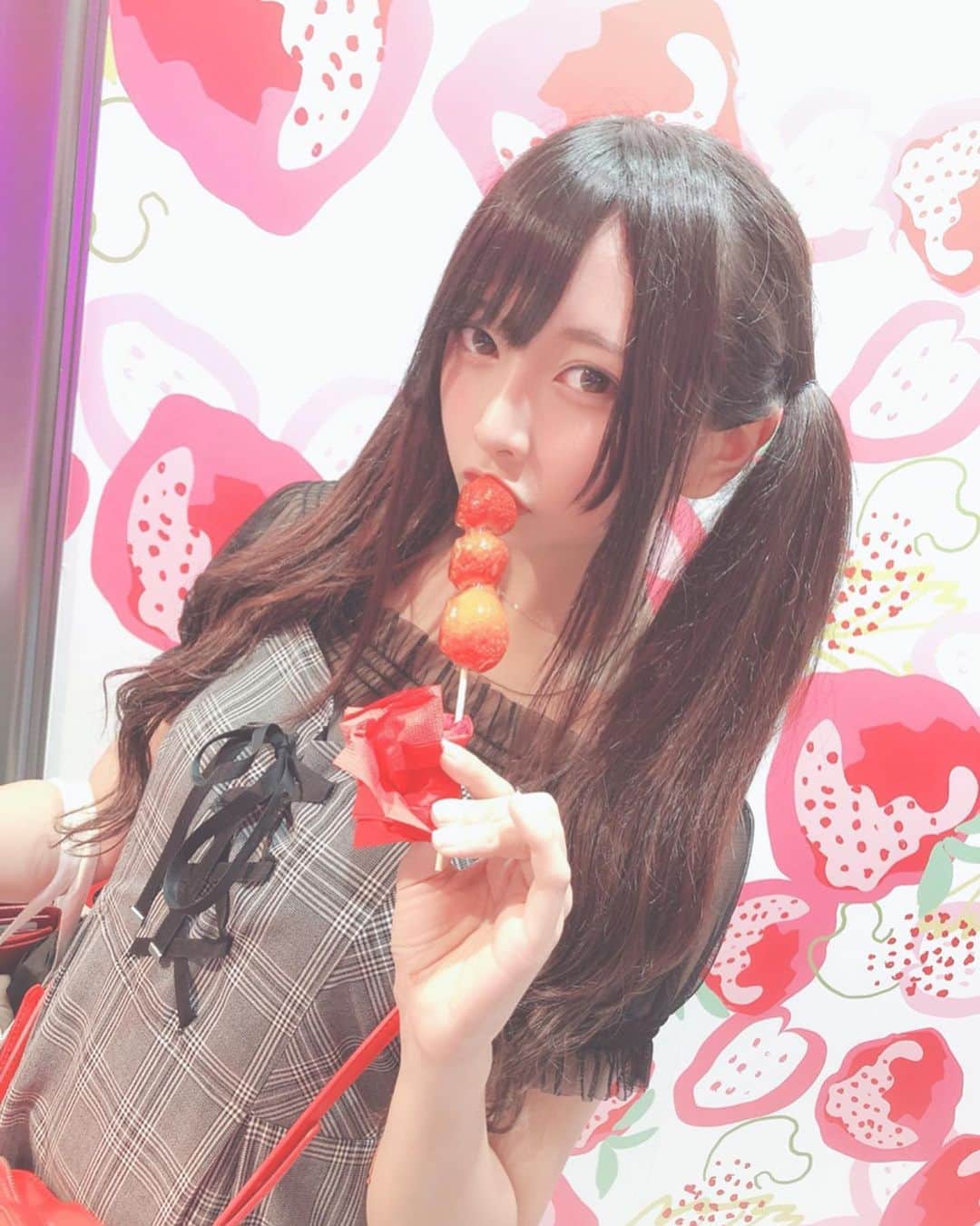 橋本ひかりのインスタグラム：「テストなんか嫌いだわ😡 なかなか範囲終わらぬ。。 #グラドル #グラビアアイドル #モデル #ツインテール #いちご #109 #いちご飴 #japanesegirl #橋本ひかり」