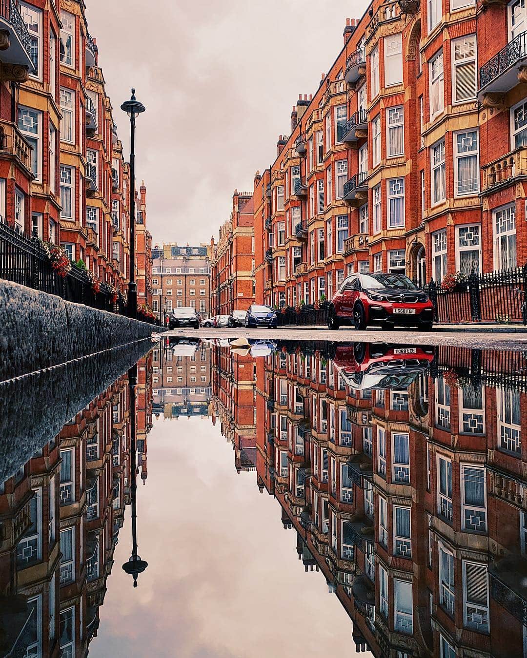 @LONDON | TAG #THISISLONDONさんのインスタグラム写真 - (@LONDON | TAG #THISISLONDONInstagram)「@MrLondon with a little #puddlegram in #Marylebone! Not exactly #BritishSummertime! ☔️😫 Who loves #London in the rain?! 🤷🏻‍♂️ // #thisislondon #londonlife」7月29日 1時23分 - london