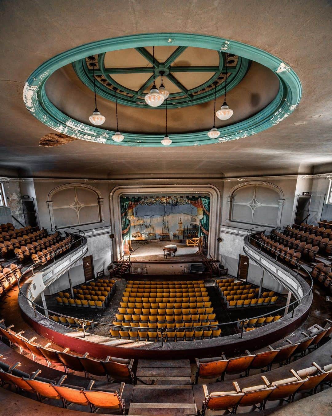 Abandoned Placesさんのインスタグラム写真 - (Abandoned PlacesInstagram)「Abandoned theaters decaying across the United States. Photography by @alexplore23」7月29日 1時29分 - itsabandoned