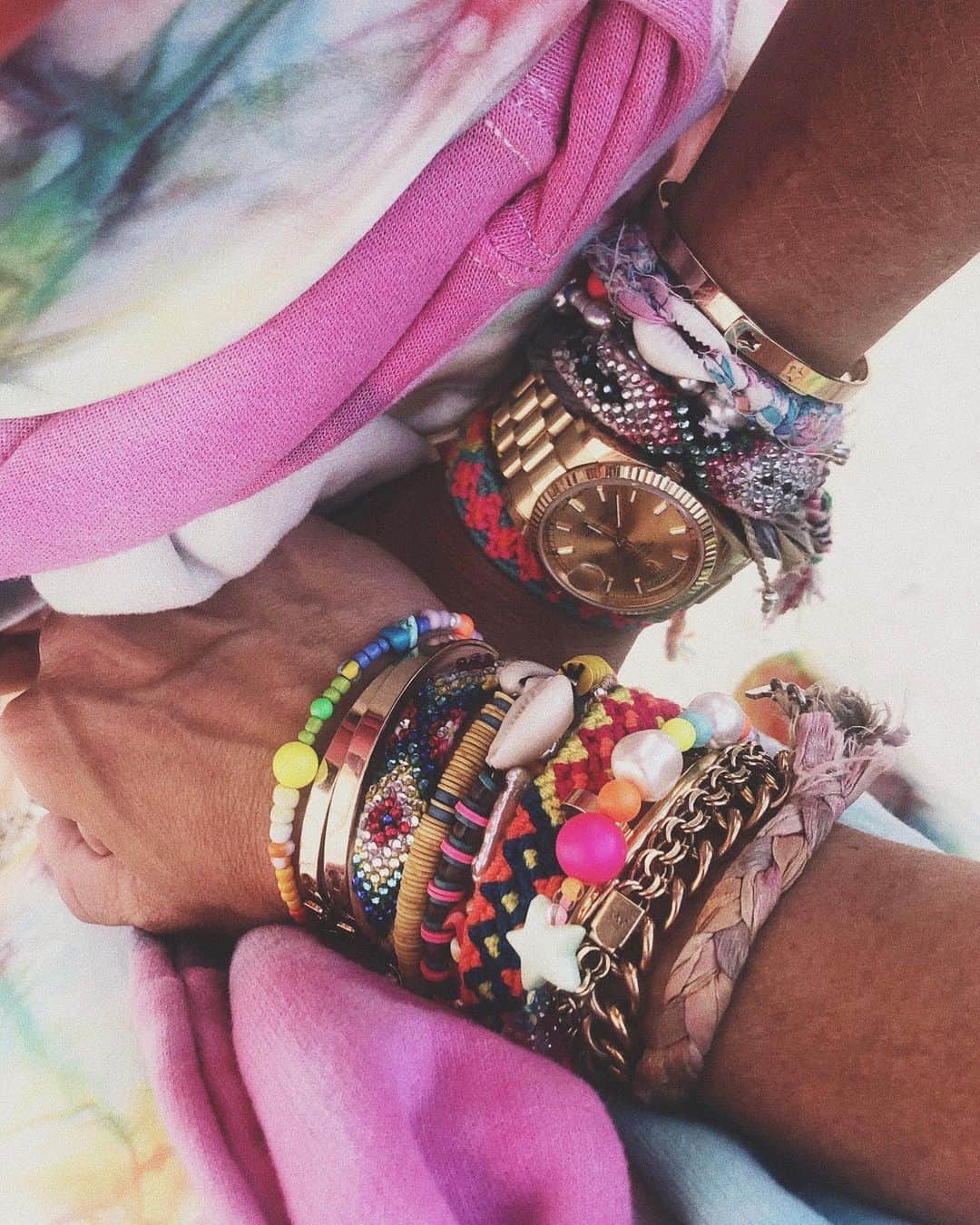 ダニジョーのインスタグラム：「What #armparty dreams are made of 🦄🤩🌈✨ tap to shop @danielleasnyder and @jodiesnydermorel’s colorful favorites #dannijogirls」
