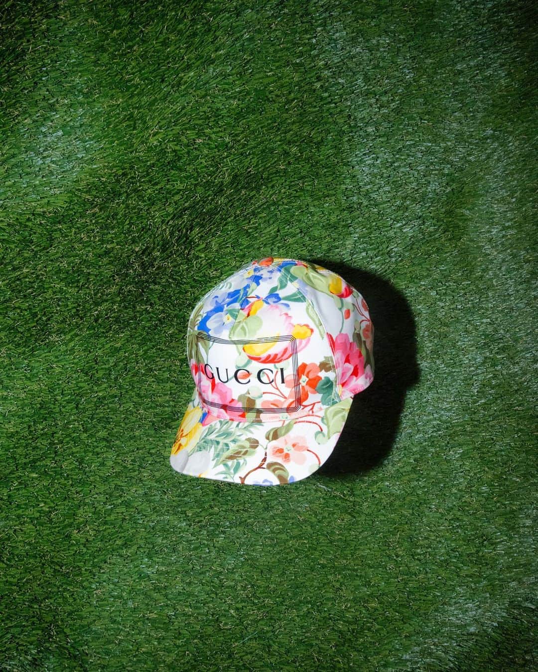 バーニーズ・ニューヨークのインスタグラム：「Gucci Gardenias. Tap to shop the blooming baseball cap before it sells out.  Photographed by: @lauren___roche」