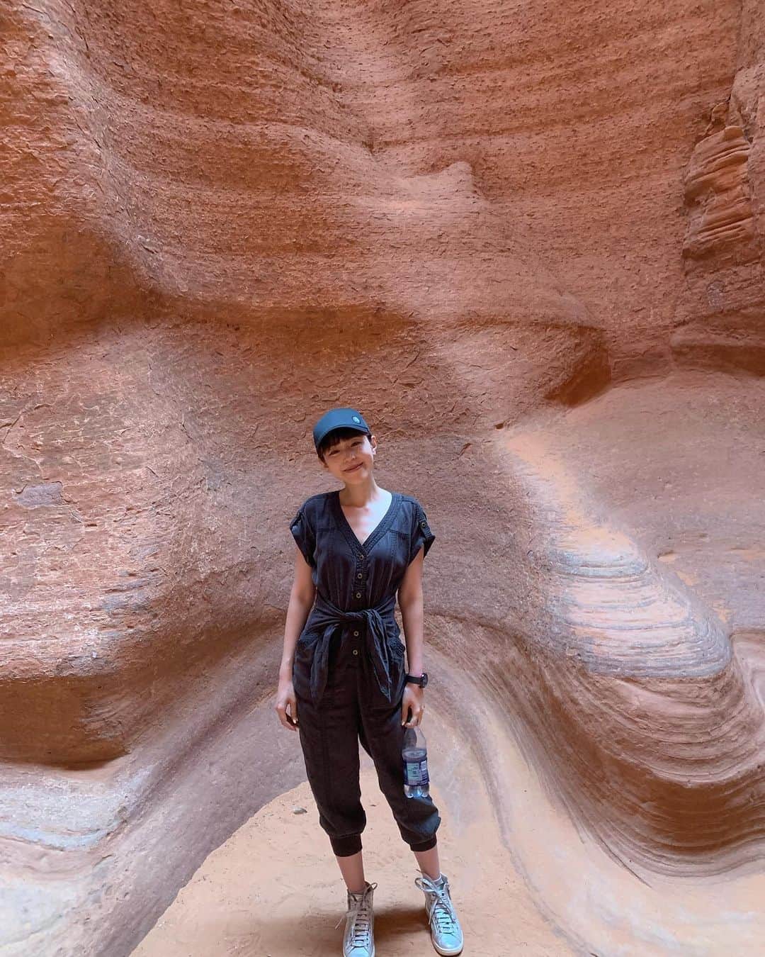 平野綾さんのインスタグラム写真 - (平野綾Instagram)「Antelope Canyon内部。﻿ ﻿ 中に入った瞬間に、﻿ ひんやり冷たい澄んだ空気になります。﻿ ﻿ ﻿ 水の流れが生んだ何千・何万年の地層に、﻿ こうして足を踏み入れることができるなんて…。﻿ ﻿ 本当に奇跡ですよね。﻿ ﻿ ﻿ ﻿ ﻿ #antelopecanyon #navajo #nevada﻿ #ayahirano #平野綾」7月29日 1時45分 - a_ya.hirano