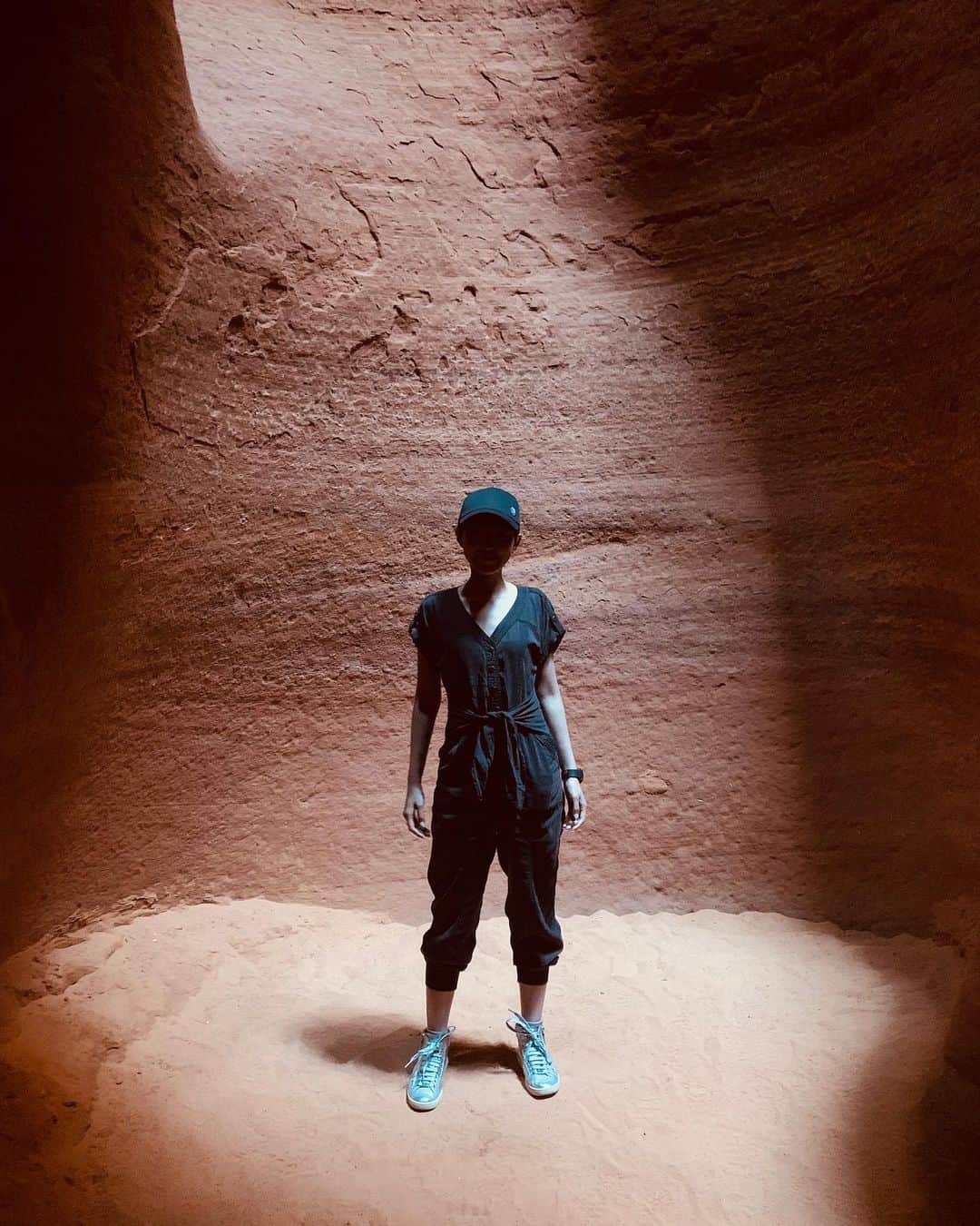 平野綾さんのインスタグラム写真 - (平野綾Instagram)「Antelope Canyon内部。﻿ ﻿ 中に入った瞬間に、﻿ ひんやり冷たい澄んだ空気になります。﻿ ﻿ ﻿ 水の流れが生んだ何千・何万年の地層に、﻿ こうして足を踏み入れることができるなんて…。﻿ ﻿ 本当に奇跡ですよね。﻿ ﻿ ﻿ ﻿ ﻿ #antelopecanyon #navajo #nevada﻿ #ayahirano #平野綾」7月29日 1時45分 - a_ya.hirano