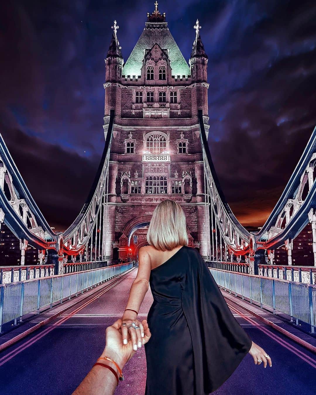 のインスタグラム：「#followmeto the Tower Bridge with @natalyosmann Can't imagine London skyline without Tower Bridge.  In the night it is especially mysterious.  Controlling the bridge - is like controlling a ship: it has its own captain and crew of sailors who are on duty Previously it was opened up to 50 times a day, but nowadays 4-5 times a week.  @honorglobal #HONOR20series #CaptureWonder  ____________🇷🇺 #следузамной к Тауэрскому мосту в Лондоне. Не представляю Лондон без него. В ночи он особенно таинственный. Из интересного:  Управление мостом походит на управление кораблём: у него есть свой капитан и команда матросов, которые  стоят на вахте, как на военном судне Раньше мост разводился до 50 раз в день, но в наши дни — 4-5 раз в неделю」