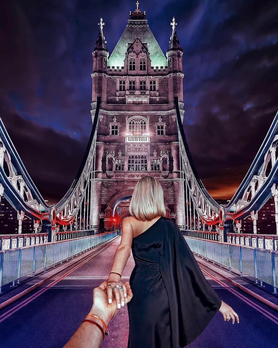 Murad Osmannさんのインスタグラム写真 - (Murad OsmannInstagram)「#followmeto the Tower Bridge with @natalyosmann Can't imagine London skyline without Tower Bridge.  In the night it is especially mysterious.  Controlling the bridge - is like controlling a ship: it has its own captain and crew of sailors who are on duty Previously it was opened up to 50 times a day, but nowadays 4-5 times a week.  @honorglobal #HONOR20series #CaptureWonder  ____________🇷🇺 #следузамной к Тауэрскому мосту в Лондоне. Не представляю Лондон без него. В ночи он особенно таинственный. Из интересного:  Управление мостом походит на управление кораблём: у него есть свой капитан и команда матросов, которые  стоят на вахте, как на военном судне Раньше мост разводился до 50 раз в день, но в наши дни — 4-5 раз в неделю」7月29日 1時48分 - muradosmann