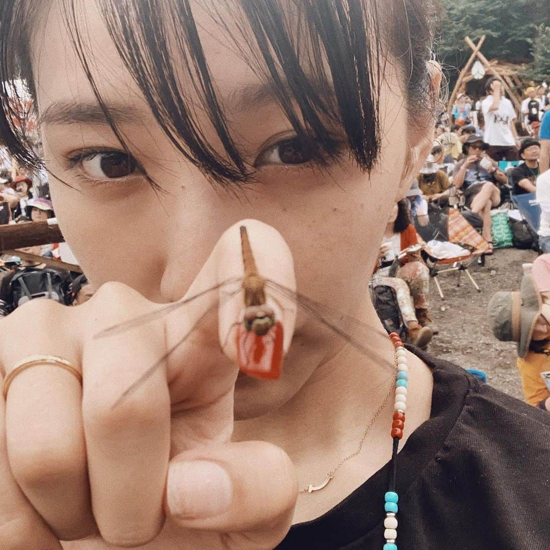 中田クルミさんのインスタグラム写真 - (中田クルミInstagram)「Thank you fujirock 2019 #fujirock  6年前に初めてフジロック来た時に買ったレインコートが浸水して効力ゼロでした＼(^_^)／ それでもやっぱりとっても幸せな3日間だった〜〜〜⛰ . . 凪のお暇 2話観てくれた皆様ありがとうございます(⌒‿⌒)」7月29日 1時54分 - kurumi_nakata