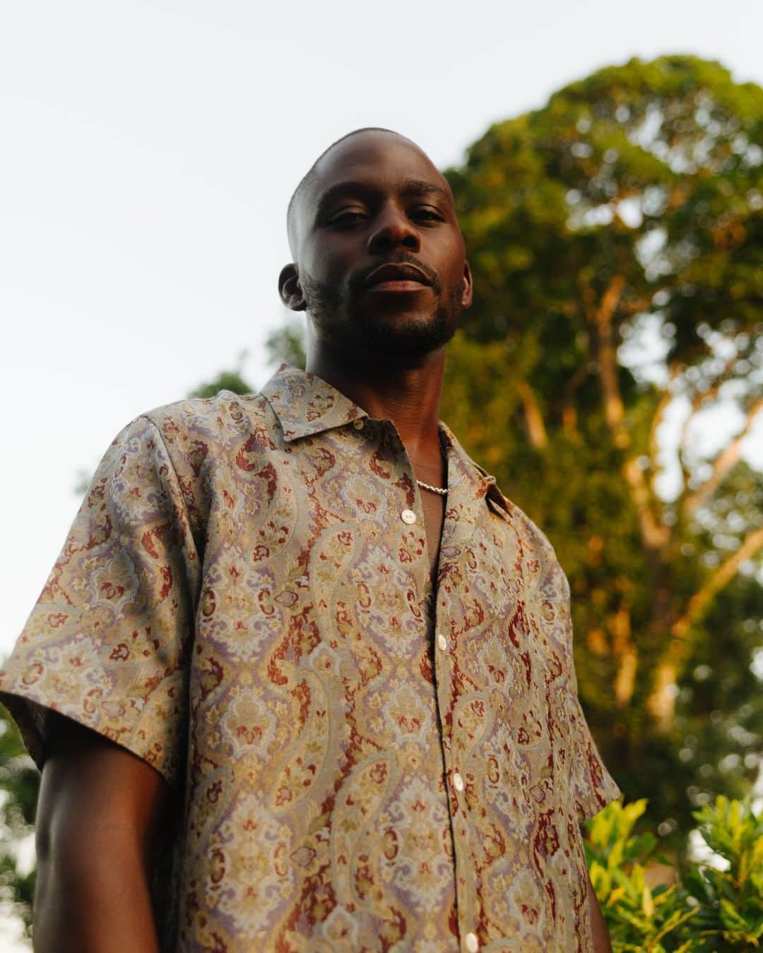 MR PORTERのインスタグラム：「Mr @emmanuellawal wearing our new favourite summer shirt from Needles (1140167) (and a golden hour glow ✨) #UNWINDwithMRPORTER 📸 @danwiltonphoto」