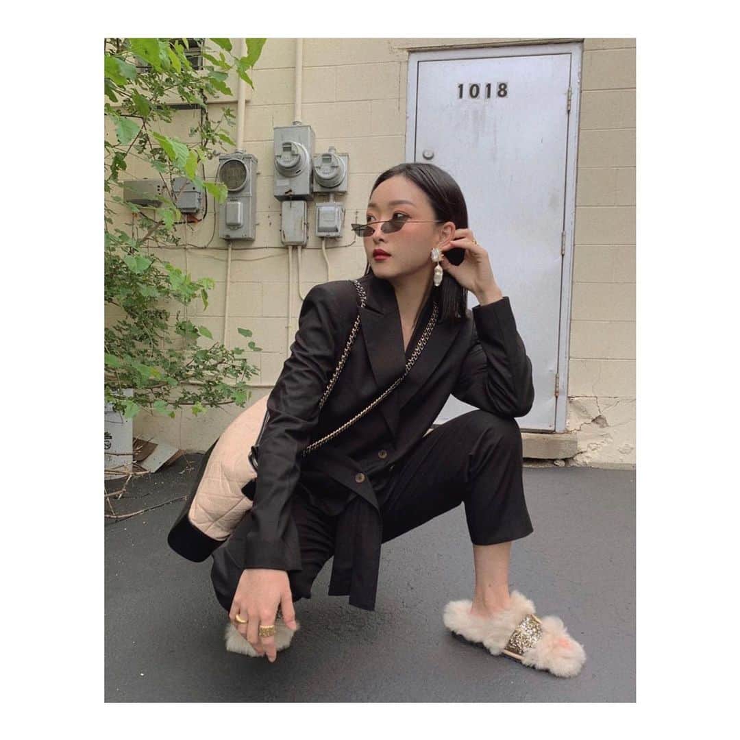 のインスタグラム：「#sundays 🖤 @itskaykayleigh #dorotheeschumacher #prefall19 #love #streetstyle #essentials #ootd #styleinspo #madeinPortugal Made from cruelty free tuscany lamb.」