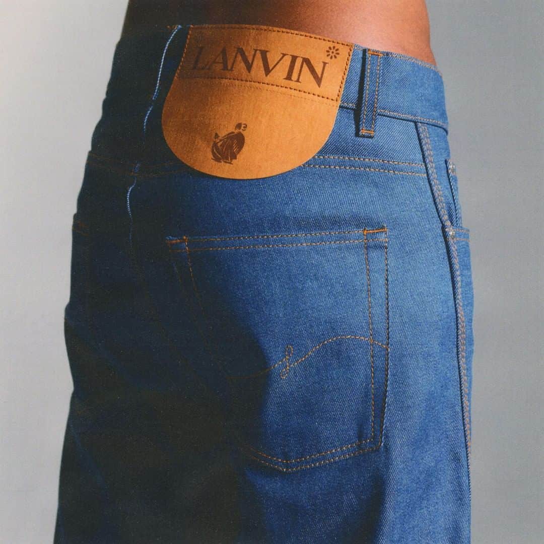 ランバンのインスタグラム：「Paul Iribe’s historical drawing of The Woman and Child, printed on a removable signature label, at the back of the denim pants. Photography: @francoisquillacq #LanvinDenim #LanvinbyBrunoSialelli」