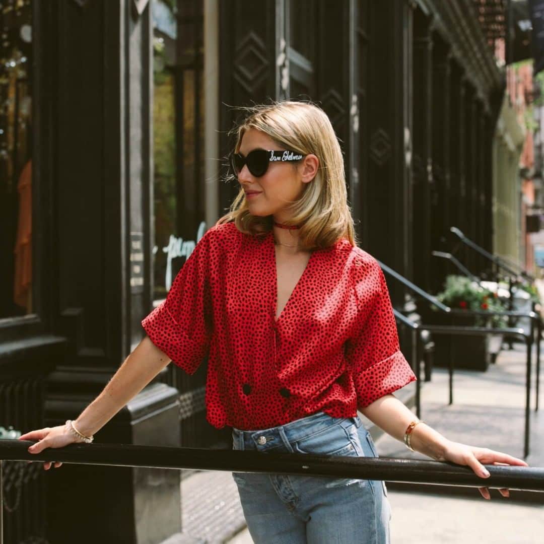 サムエデルマンのインスタグラム：「Shades of you 😎@chbickley in our Logo Cateye Sunglasses and Chelsea Denim Crop Jeans」