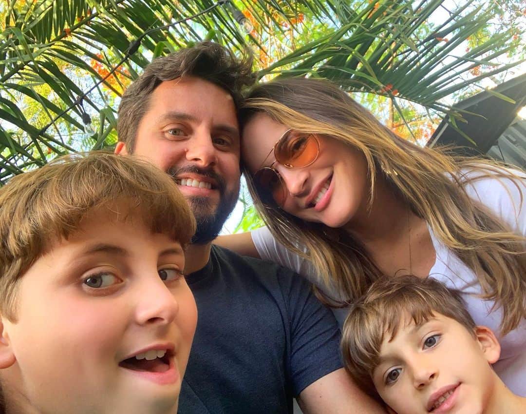 Claudia Leitteのインスタグラム：「Deus, ONIPOTENTE, Aquele que poderia ter criado o mundo num estalar de dedos- mais incrível que o dos #Avengers🤣- fez tudo em 7 dias, viu que cada coisa que criou  ERA BOA e descansou no último dia. Como assim? E Deus precisa descansar? Ora, se não há aqui uma mensagem poderosa: organize seu tempo, desfrute das suas conquistas, descanse! O que não traz paz, mas, em vez disso, provoca dependência, finge liberdade e inverte valores,  está apenas celebrando “derrotas mascaradas”. De repente, a doce ilusão se torna a verdade absoluta e você vê em todo lugar. Está tão na moda ser popular! Quando o AMOR não é prioridade, é arriscado demais! Você continua contando os likes de quem sequer se importa com você. Aí o tempo passa... você era apenas um gráfico, mas, não deixou nada, apenas um “rastro de incompreensão”. Pó. Vá viver! Abraçar! Beijar! Descansar! Apreciar suas conquistas, passear... sei lá! Chorar no colo de um amigo se hoje for dia de chorar- não precisa fazer a “festa da autopiedade” nas redes sociais em busca de uma empatia forjada. Carece não! O tempo passa mesmo. Já já tudo isso acaba- bem ou mal- tudo se esvai com o tempo. Hoje? Hoje é domingo, dia de estar no lugar seguro, lá onde deve está o seu tesouro, seu coração! 🙌🏻」