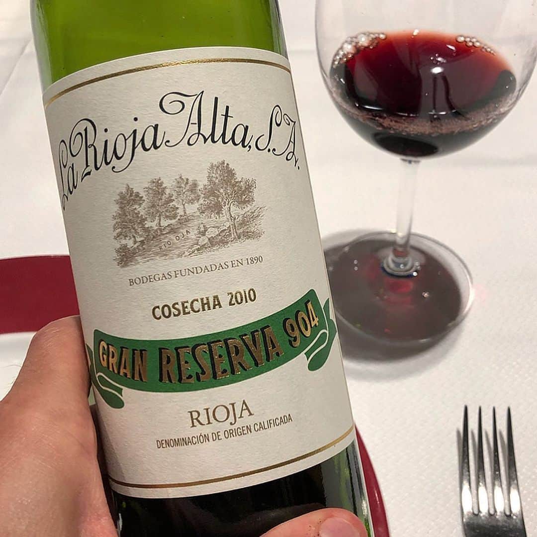 エンリケ・ソラ・クレメンテさんのインスタグラム写真 - (エンリケ・ソラ・クレメンテInstagram)「Amazing experience at Bodegas La Rioja Alta S.A. Unique moments with unique wines. We wait for you in Cascante! Follow my stories! Cheers! @lariojaaltasa @riojawine_es @txamu . ———— Experiencia increíble en Bodegas La Rioja Alta S.A. Momentos únicos con vinos únicos. Os esperamos en Cascante! Seguid mis stories! Salud! • • • • • #vino #vin #vinho #вино #ワイン #紅酒 #wein #champagne #winelover #wineinfluencer #winetime #foodporn #food #winecellar #wineporn #instawine #winetasting #sommelier #foodandwine #champagnelover #riojaalta #riojaalta904 #riojaalta890 #viñaarana #lagardecervera #ardanza #granreserva904」7月28日 17時06分 - kike_sola