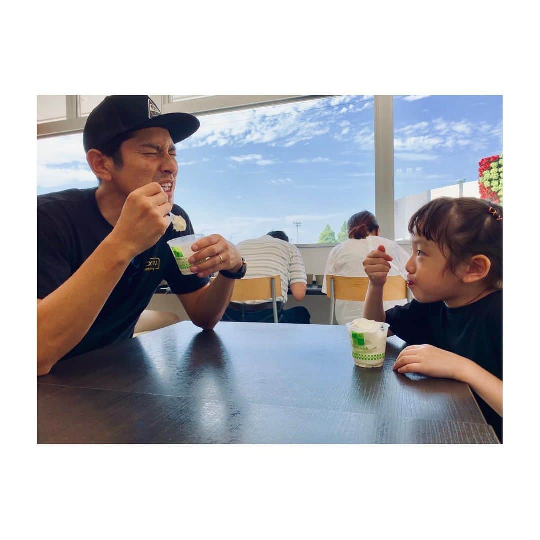 肥野竜也さんのインスタグラム写真 - (肥野竜也Instagram)「【久しぶりに家族でお出掛け】 ・ アイス食べて…アッタマキ〜ン😱💦w PAで一休み🚙💨✨ ・ #肥野LIFE #娘 #kids #girl #daughter #ソフトクリーム」7月28日 17時09分 - tatsuya_hino