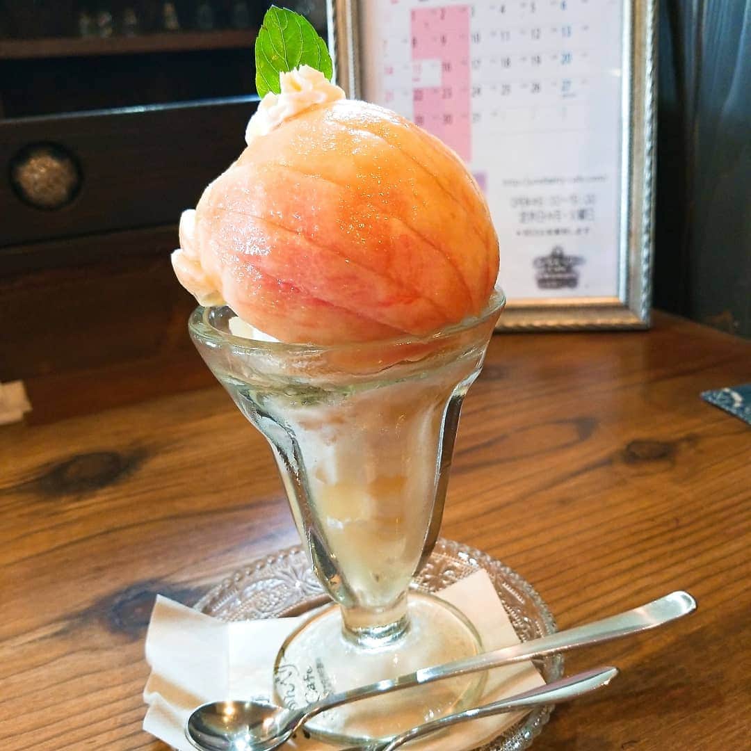 望月未来さんのインスタグラム写真 - (望月未来Instagram)「初の桃パフェ💕 みんなのインスタ見てどうしても 食べたくて…😃 想像以上に美味しすぎた💕💕 毎週食べたい🙆 #桃 #桃パフェ #ももパフェ #パフェ #カフェ #グルメ」7月28日 17時09分 - mochizukimirai