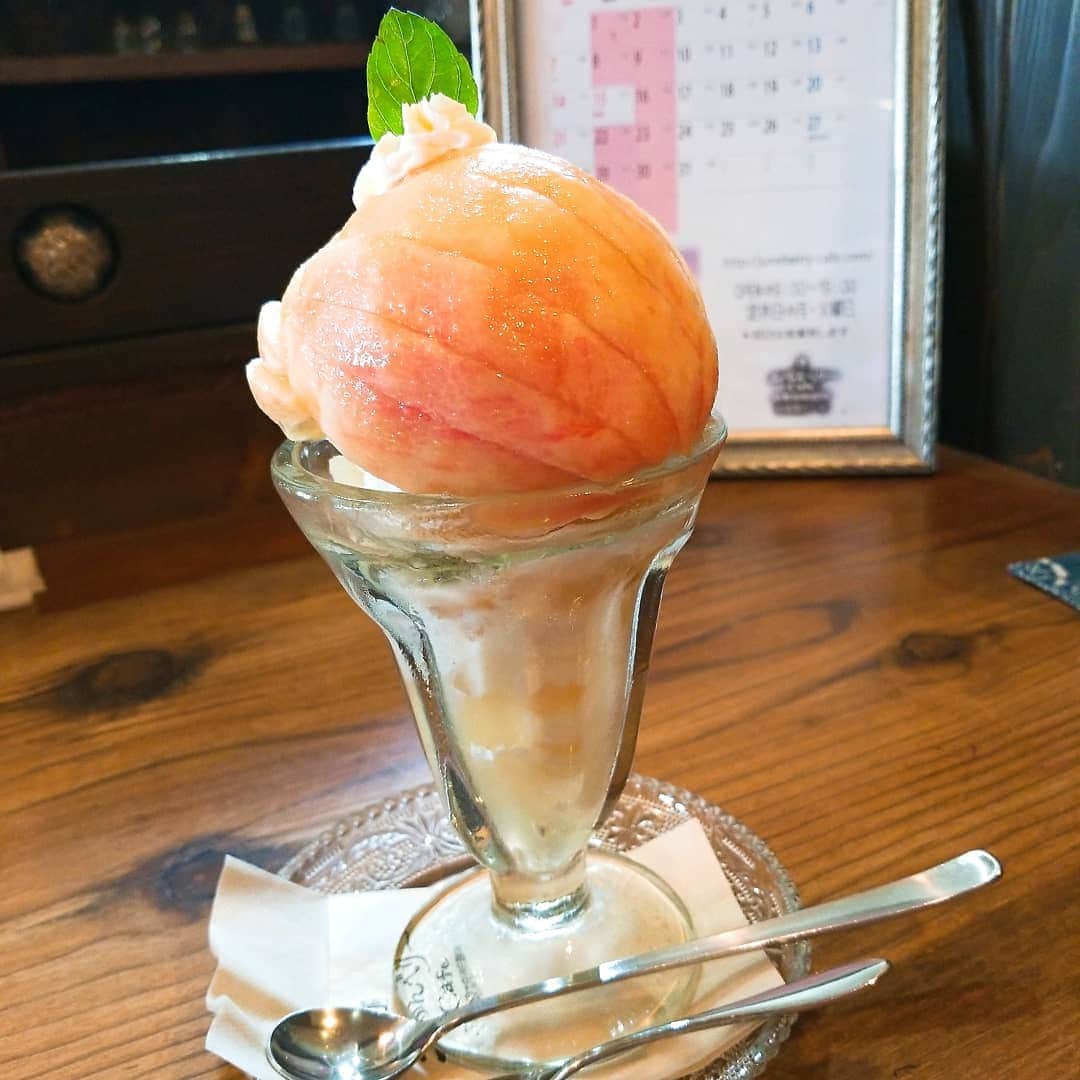のインスタグラム：「初の桃パフェ💕 みんなのインスタ見てどうしても 食べたくて…😃 想像以上に美味しすぎた💕💕 毎週食べたい🙆 #桃 #桃パフェ #ももパフェ #パフェ #カフェ #グルメ」