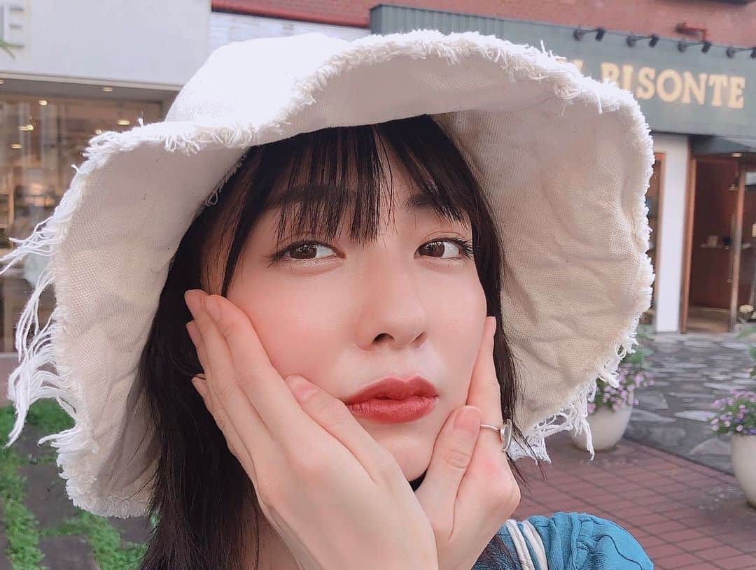 小島梨里杏さんのインスタグラム写真 - (小島梨里杏Instagram)「いつしかのひさしぶりの 猫メイクの日。🐈👒 . 今日は暑すぎて絶対日傘必要なのにまたしてもどこかに置いてきた。。こういう日に限ってやるよねぇ。  #猫目メイク #セルフメイク #火照ってるし #目の下マスカラついてますけど🤦🏻‍♀️ #みんなは日傘持ってる？ #普通のおっきいのかちいさいのかどっち使ってる？ #どうせなら100パーセントカットのがいいよね #あるのかな」7月28日 17時11分 - r_riria