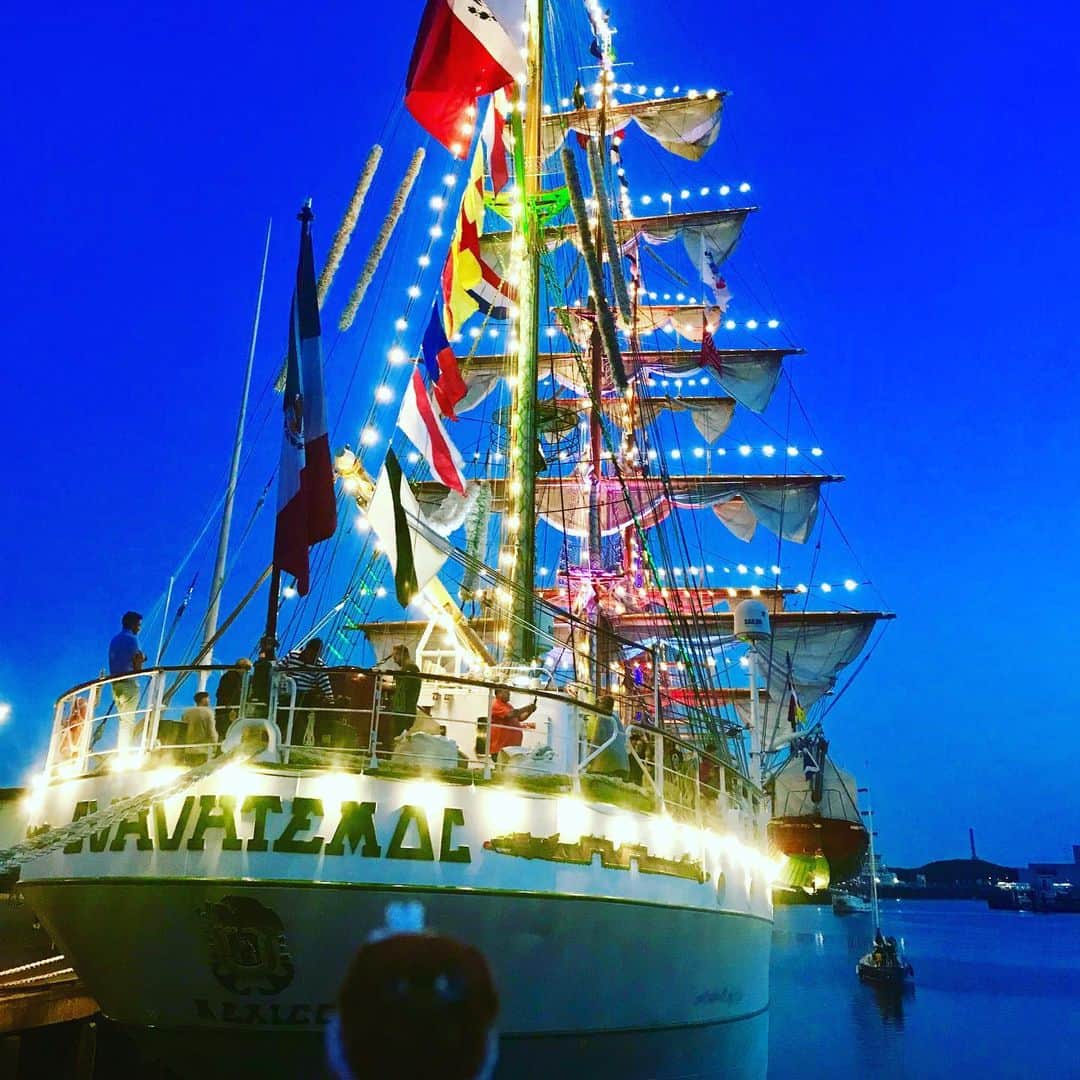 ころさんのインスタグラム写真 - (ころInstagram)「ころツーリスト in オランダ(スケベニンゲン)  世界の帆船が集合するイベント夜景バージョン😝✨✨ ． ころの他の写真を見たい方はこちらから！  @koro.dottokoi .  #ころツーリスト #旅 #旅日記 #旅スタグラム #旅すたぐらむ #トラベラー #旅に出たい #旅の記録 #旅好き #旅写真 #旅行好き #旅したくなるフォト #旅フォト #マイトリ #旅行大好き #わんこ #ぬいぐるみ #ぬいどり #ぬい撮り写真部 #マイトリップ #旅の思い出 #旅の思い出 #ぬい撮り #ぬい撮りさんと繋がりたい #ぬいすたぐらむ」7月28日 17時15分 - koro.dottokoi