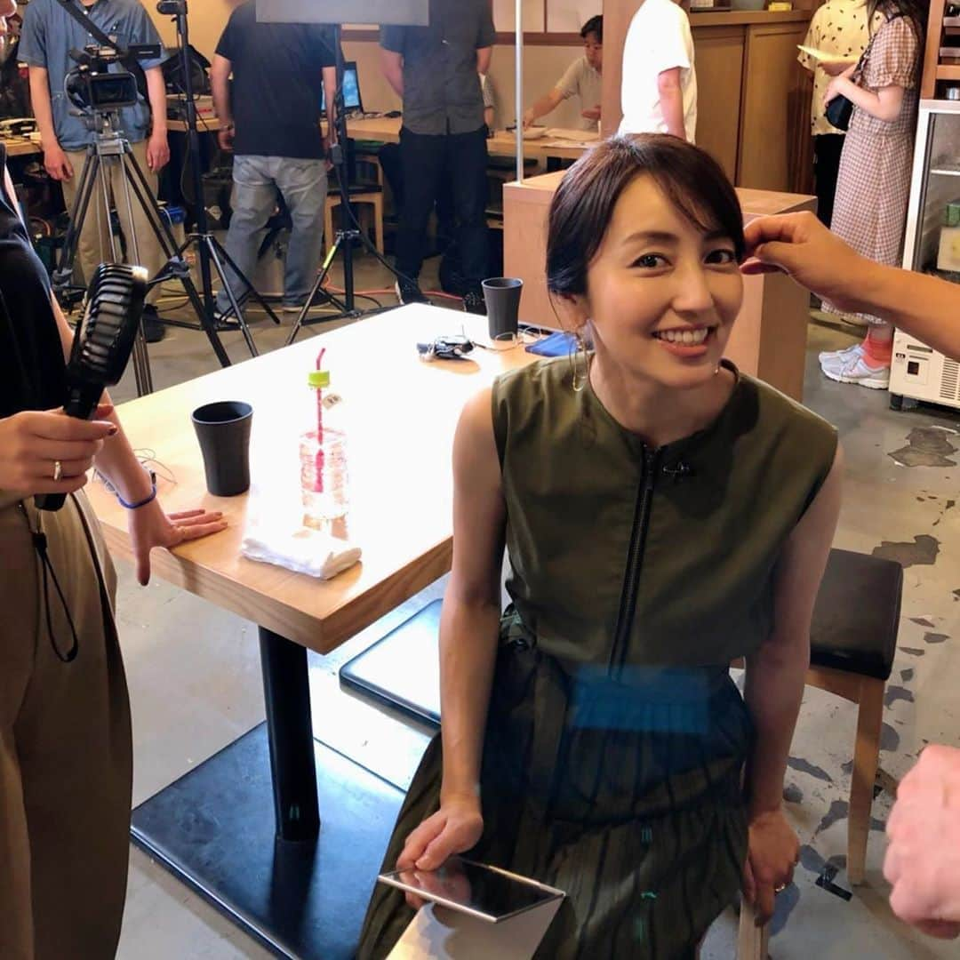 矢田亜希子さんのインスタグラム写真 - (矢田亜希子Instagram)「本日は、ロケ収録、撮影。 #ハンディー扇風機大活躍#バラエティ#バラエティ番組#もう衣装は秋冬物だね」7月28日 17時16分 - akiko_yada