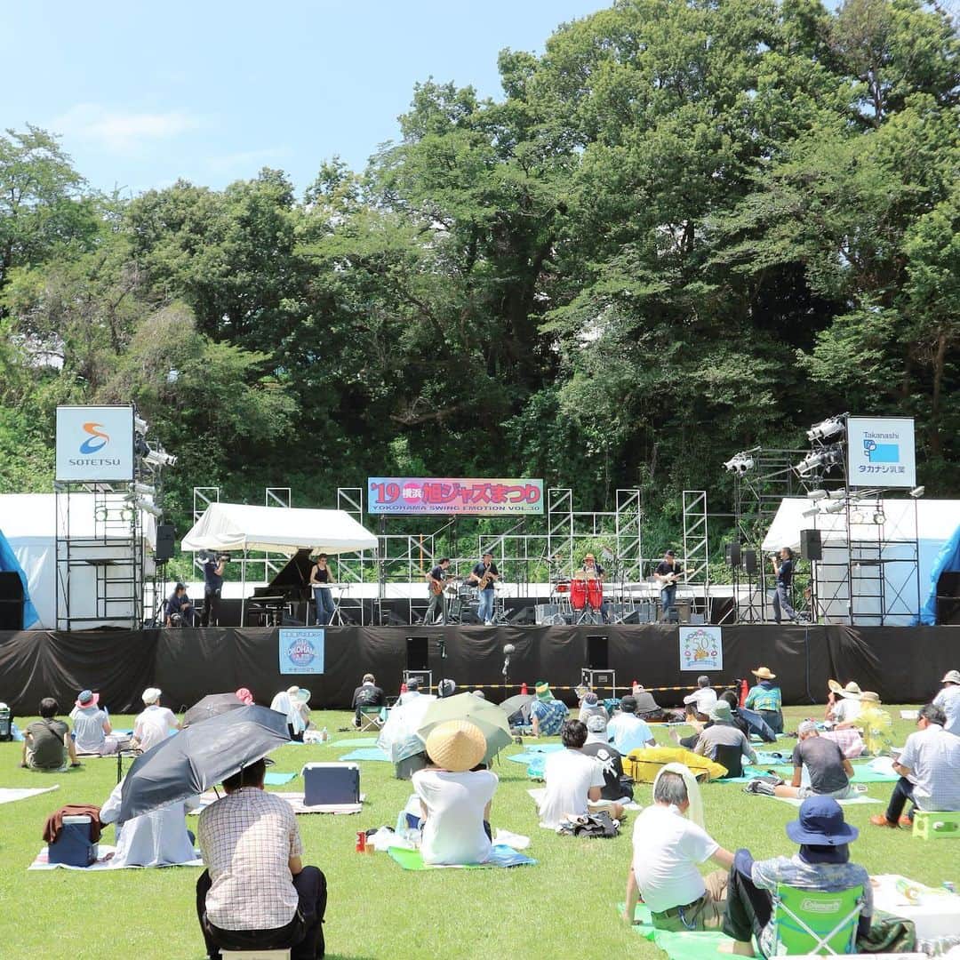 宮崎真梨子さんのインスタグラム写真 - (宮崎真梨子Instagram)「‥ 今日は、横浜の旭区にある「こども自然公園」で開催されている【'19横浜旭ジャズまつり】に行ってきました♡ ∵ 野外で行われる、大きなイベントは初めて参加しましたが、夏らしい雰囲気が楽しめてとても楽しかった♡自然たっぷりの公園なので、子供は絶対楽しいし、子供も一緒に観覧できるスペースがあって、子連れの方もたくさん来てました♡ 旭区では50周年を記念して、たくさん盛り上がるイベントをやってるみたいなので、ぜひぜひチェックしてみてください♡ ∵ ジャズまつりのあとは、買ったばかりのストライダーに乗ったり、ちびっこ動物園で動物と触れ合ったりしました♡息子も楽しんでくれて良かった♡また行きたい♡ ∵ ∵ #旭区誕生50周年 #19横浜旭ジャズまつり #こども自然公園 #おでかけ #夏休み #夏休みのおでかけ #家族でおでかけ #息子 #3歳3ヶ月 #ストライダー #ストライダーデビュー #ミヤマリ #ママ #男の子ママ #超未熟児ママ #超未ママ #男の子ママと繋がりたい」7月28日 17時17分 - miyamari92