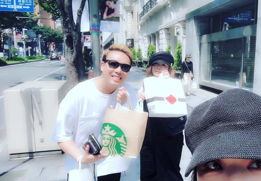 毛利大亮のインスタグラム：「名古屋AZS！ともこ姉、やすよ姉と名古屋ランチ散歩！ADともこの蓋上げ！お土産も買ってもらったー！ 終わりはコーヒー飲んで色々お喋りして空き時間があっという間に！いつも楽屋にお邪魔させてもらって感謝です！ 今日もありがとうございました！ #やすとも #姉さん #ギャロップ #毛利 #DJ #KELLY #名古屋 #やまもとや味噌煮込みうどん  #蓋上げ #ADともこ #激ウマ #楽し楽し #また連れてください！ #POW！」
