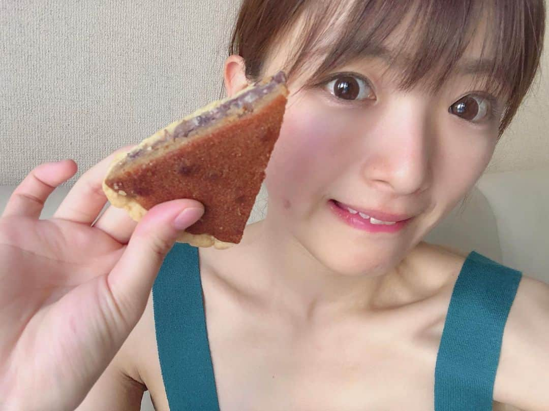 青木理奈さんのインスタグラム写真 - (青木理奈Instagram)「よなよなさんが #RAG-G ﻿ にいらっしゃると聞いて…﻿ お仕事終わってかけつけました💓﻿ .﻿ #あんこタルト #あんこデザート ﻿ あんこデザートはいつもいちご🍓﻿ パパとママがそれぞれ好きなのを﻿ ゲットできて幸せー💓﻿ .﻿ あんこタルトは新商品！﻿ あんこちゃんがおしゃれな味に﻿ なっておる！！💓﻿ しかし、あったかくて幸せな味💓﻿ .﻿ 出店情報や、お店がオープンする日時﻿ については、タグから﻿ よなよなさんのアカウントで﻿ ぜひご確認下さい💓﻿ #よなよなあん工房 #よなよな #夜のあんこ屋 ﻿  #佐賀 #佐賀グルメ #佐賀スイーツ #青木理奈 #オススメ ﻿  #元はと言えばガタゴロウが紹介してくれた ﻿  #ガタゴロウは店長さんと仲良しだと言っていたけど正直信じてなかった ﻿  #ほんとに仲良いということを店長さんにきいてびっくり﻿  #ガタゴロウ顔広すぎ #さすがっす」7月28日 17時25分 - rin.427