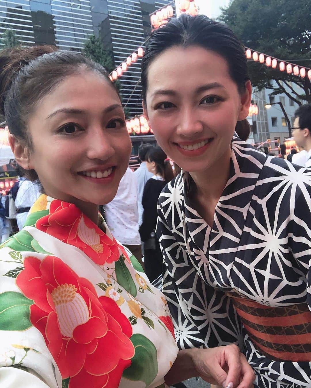 のインスタグラム：「美女と浴衣着てお祭り！ このメンバー好き！ @ami_nakagawa_  @mari.k927  @sayatomtom  #中川愛海 #一日一回カンパイ #美女と浴衣」