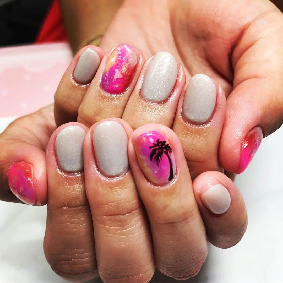 ダンドイ舞莉花のインスタグラム：「リューンネイルが伸びまくっててようやくチェンジ！！ #summernails By #YukaKosugi ！！ いつもありがとう！  #ネイル #サマーネイル #ヤシの木ネイル #ヤシの木 #palmtree #nailart #naildesign #missmirage」