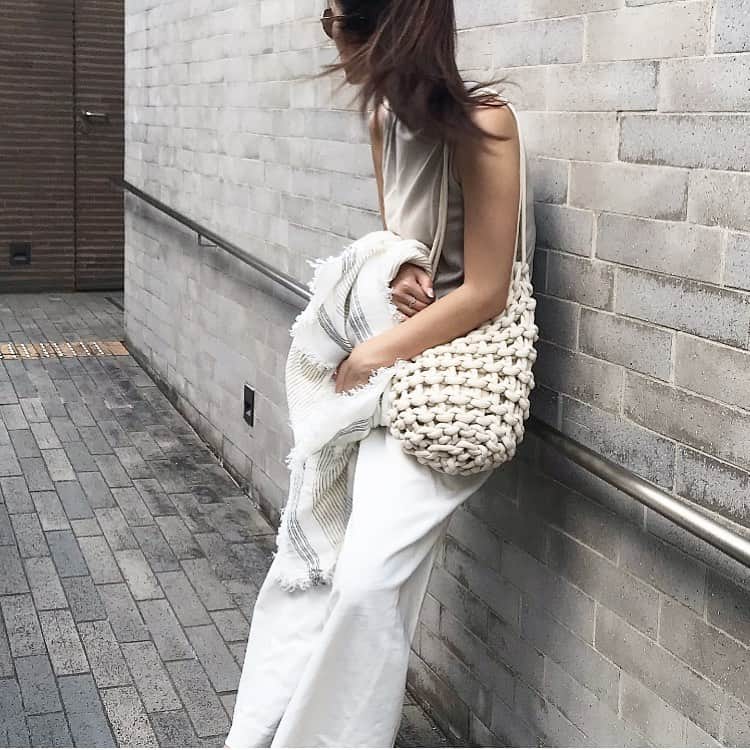 のインスタグラム：「_______ SUNDAY AFTERNOON 🌴🐚✔️ . たまにはタイムリーに。 タートルネックのノンスリーブにホワイトパンツで。 . . #outfit #summerwhites .」