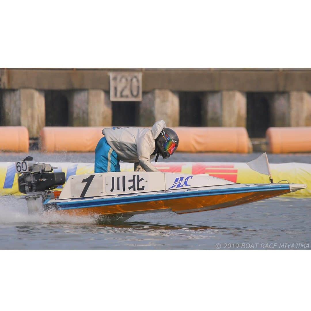 ボートレース宮島さんのインスタグラム写真 - (ボートレース宮島Instagram)「. 🚤第9回みやじマリンカップ🚤 . 見事優勝に輝いたのは、滋賀支部の🥇川北浩貴選手🥇 . 川北選手は７戦６勝・準パーフェクトの好成績で、優勝戦は１コースから 逃げ を決め、前節・徳山 に続き連続優勝！今年４回目・通算７１回目(当地 初)の優勝を飾りました🎊🎊 . 川北選手、優勝本当におめでとうございます✨✨💐 . 本日の場内イベント、みやじマリン「ペンギンふれあい」や「キッズ限定ガラポン抽選会」もご参加いただきありがとうございました🐧🐧🐧 . ファンの皆さま、一節間ご愛顧 誠にありがとうございました🍀 次節もボートレース宮島をよろしくお願いいたします✨ . 🐵「次節は8月6日から第13回日本トーター賞」 . . #ボートレース宮島 #宮島競艇場 #宮島競艇 #パルボート宮島 #モンタ #ボートレース #boatrace #競艇 #競艇場 #ボートレースな日々 #ボートレース愛好会  #ボレジョ #ボートレーサー #競艇選手 #みやじマリンカップ #みやじマリン #水族館 #aquarium #滋賀支部 #川北浩貴 #逃げ #優勝戦 #優勝 #優勝おめでとう🎉 #好成績」7月28日 17時30分 - boatrace_miyajima