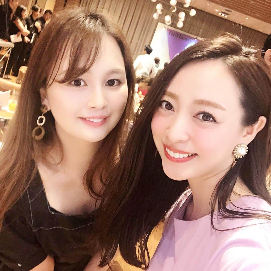 磯部奈央さんのインスタグラム写真 - (磯部奈央Instagram)「大好きなコスメに囲まれて…♡ . 先日、hotpepperbeautycosmeの初オフ会に参加させていただいたのですが、KANEBOやロレアル、メイベリンの新作コスメなどが色々試せて楽しかったー😍✨ . 雑誌の撮影で、ヘアメイクしてもらって感動した、久保木さんのヘアメイクショーも見ることができました🤗 . hotpepperbeautycosmeのアプリは、実際に肌にのせた色味とかがわかりやすく投稿されてるから、参考になります♡ . 会場では、久しぶりに会えて嬉しかったれなちゃん @Rena___tokyo と写真も撮れました♡ . . . #instabeauty #beauty #美容 #コスメ #メイク #hotpepperbeautycosme #hotcosmelounge #新作コスメ #pr @hotpepperbeauty_cosme」7月28日 17時34分 - nao_isobe729