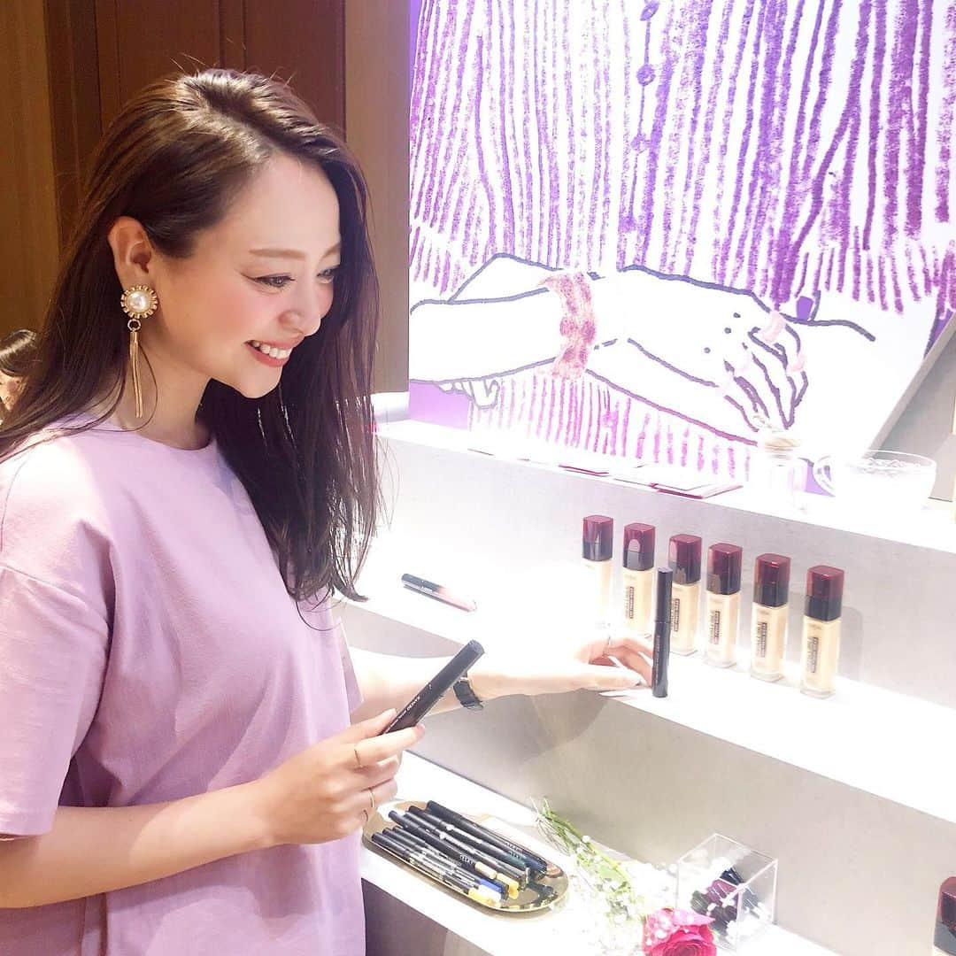 磯部奈央さんのインスタグラム写真 - (磯部奈央Instagram)「大好きなコスメに囲まれて…♡ . 先日、hotpepperbeautycosmeの初オフ会に参加させていただいたのですが、KANEBOやロレアル、メイベリンの新作コスメなどが色々試せて楽しかったー😍✨ . 雑誌の撮影で、ヘアメイクしてもらって感動した、久保木さんのヘアメイクショーも見ることができました🤗 . hotpepperbeautycosmeのアプリは、実際に肌にのせた色味とかがわかりやすく投稿されてるから、参考になります♡ . 会場では、久しぶりに会えて嬉しかったれなちゃん @Rena___tokyo と写真も撮れました♡ . . . #instabeauty #beauty #美容 #コスメ #メイク #hotpepperbeautycosme #hotcosmelounge #新作コスメ #pr @hotpepperbeauty_cosme」7月28日 17時34分 - nao_isobe729