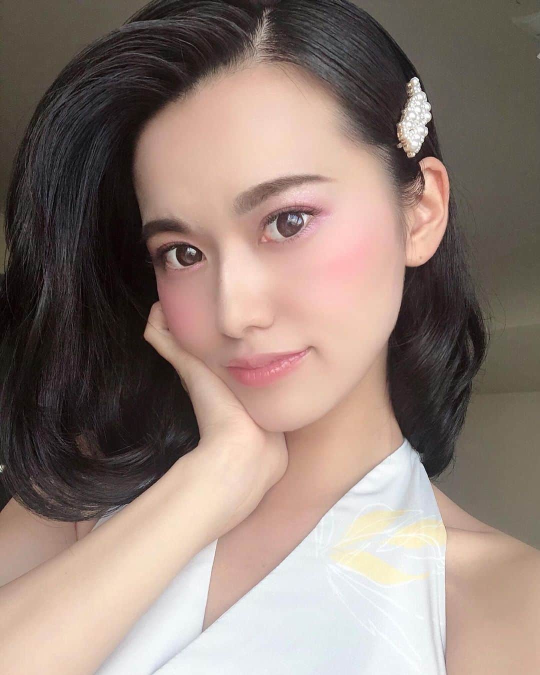 のインスタグラム：「明日はbeluluの広告撮影📸 ということで小顔矯正と マツエクに行ってきました❤️ ＊ 小顔矯正は 前回骨盤矯正もお願いした 銀座のプライベートサロン @mamour2015 にて！ ＊ 施術前後に、メジャーで 顔の大きさを確認するんだけど 頬、エラ、顔の長さ それぞれ1cmずつ小さくなったよ🙄🙄すごい！ これで自信持って明日の撮影に挑めそう✊🏻😆 ＊ そしてマツエクはいつもの 自由が丘のここで✨ @r.grace_jiyugaoka 仕上がりがほんとうにキレイなの🥺❤️ ＊ 明日からの1週間はお仕事も撮影も 頑張るぞ💪💪 ＊ #美活 #週末美活 #マツエク #小顔矯正 #mamour #rgrace #自由が丘 #銀座 #サロン #美容」
