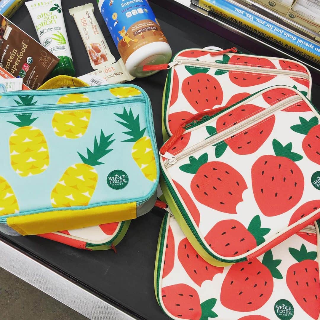 のインスタグラム：「whole foods market備忘録✍🏽💚 ・ 可愛い保冷バッグに一目惚れ🍓🍍🍓🍍 お気に入りのプロテインバーや、気になったプロテインも買ったり♡☺︎ ・ ・ 帰りはスイカジュースで休憩😋🍉 #shopping #wholefoodsmarket #hawaii #ホールフーズ #ホールフーズマーケット」