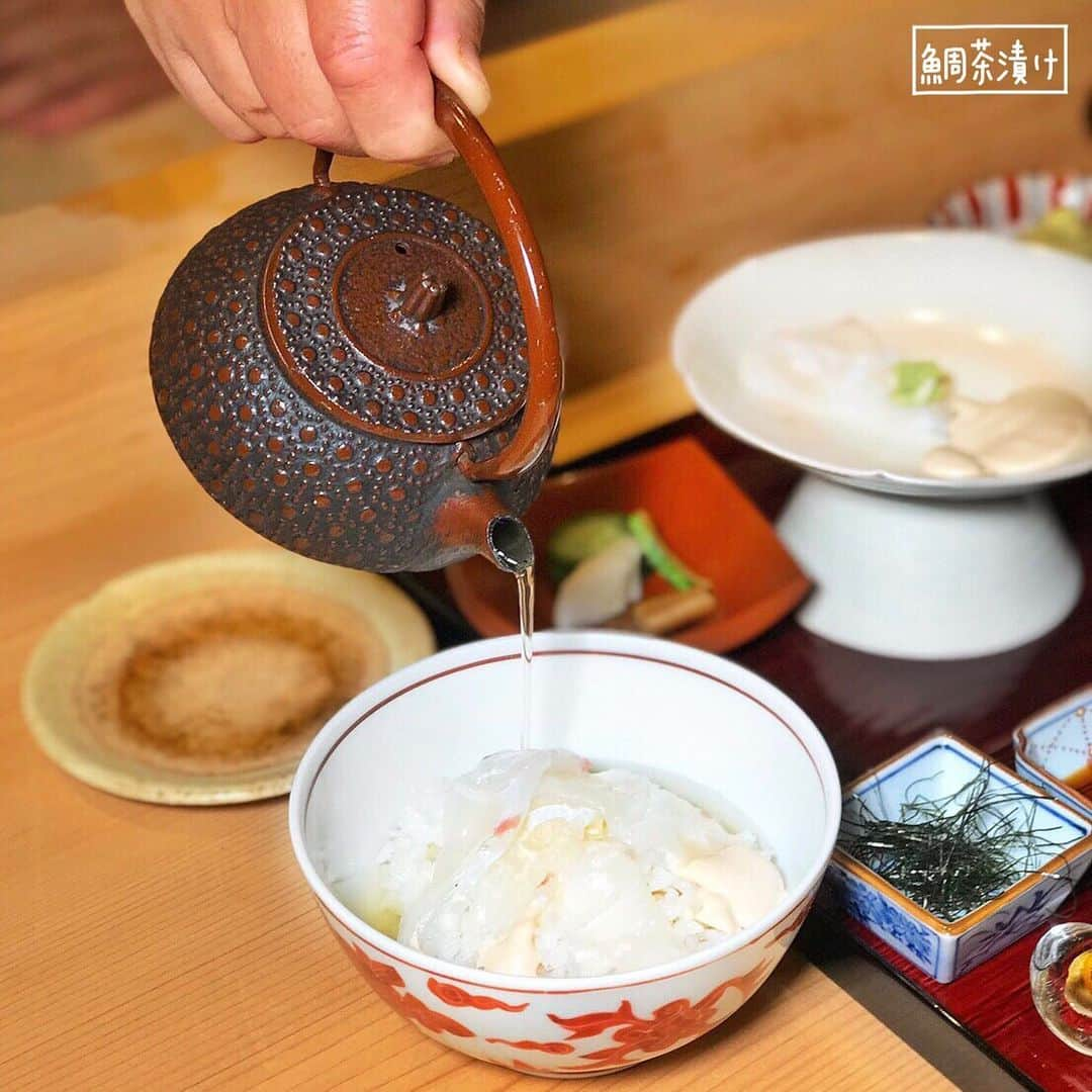 4foodie, for foodieさんのインスタグラム写真 - (4foodie, for foodieInstagram)「📍️Tokyo, Japan 銀座割烹 里仙 / 以下餐點及價位 鯛茶漬け / ¥1500 美味程度(おいしさ)：🌕️🌕️🌕️🌕🌑 💡補充💡鯛魚的茶泡飯🐟店家用的是愛媛縣的天然野生鯛，在把鯛魚生魚片放到飯裡前，可以先沾旁邊的芝麻醬吃😋非常獨特的吃法，而且芝麻醬濃厚很好吃，和一般生魚片沾醬油吃有不一樣的風味🤤生魚片剩一半後再把沾了芝麻醬的鯛魚放到白飯上，再淋上熱茶茶泡飯就完成了🥰味道個人覺得偏淡些，不過味道整體來說很不錯！而且套餐旁邊附的鰻魚豆腐超好吃❤️ 里仙暦弁当 / ¥3000 美味程度(おいしさ)：🌕️🌕️🌕️🌕🌑 💡補充💡便當內容非常豐富🍱注意會隨著季節更換菜單哦！當天有燻製的章魚、干貝，螃蟹和干貝的果凍🦀️鮎魚、莼菜、伊比利亞豬等等！都是些在日式懷石料理中才能品嚐到的菜單✨每一樣菜都讓人新奇！當然也有附上店家招牌的鯛魚生魚片哦🐟上面的茶泡飯也是，餐後都會附上甜點🤤這次是格雷伯爵茶的冰淇淋，很濃厚好吃🍨 整體： 環境衛生(店内環境)：🌕🌕🌕🌕🌕 服務態度(サービス度)：🌕🌕🌕🌕🌕 再訪意願(リピート率)：🌕🌕🌕🌗🌑 🗺東京都中央区銀座8-8-7 🚇新橋駅 銀座口 / 銀座駅 A2出口 ☎03-3569-1521 ⏰11:30～14:00 / 17:00～22:00 🍽2019.07.19 到訪用餐 💡補充💡覺得餐廳師傅太可愛👨🏻‍🍳人很好的跟我們說明各項料理！里仙中午和晚上的菜單會不一樣，中午的話可以用比較低的價錢品嚐到日本高級料理哦👍🏻另外，面對餐廳的右手邊還有餐廳的商店，裡面有販賣便當、日本酒和日式甜點等等！如果到日本玩想要吃日式懷石料理的話挺推薦的哦👏🏻 #4foodie #4foodieinjapan #tokyo #ginza #shinbashi #japan #日本 #東京 #銀座 #新橋 #里仙 #懷石料理 #鯛 #茶泡飯 #お茶漬け #弁当 #グルメ #銀座ランチ #日本美食 #銀座美食 ©版權所有，不得轉載copyrights reserved」7月28日 17時57分 - 4foodie