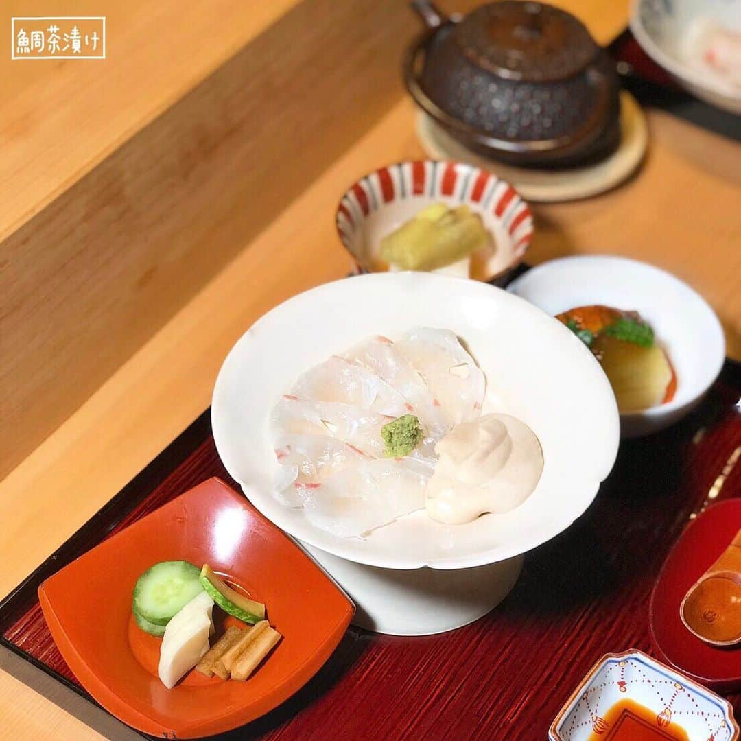 4foodie, for foodieさんのインスタグラム写真 - (4foodie, for foodieInstagram)「📍️Tokyo, Japan 銀座割烹 里仙 / 以下餐點及價位 鯛茶漬け / ¥1500 美味程度(おいしさ)：🌕️🌕️🌕️🌕🌑 💡補充💡鯛魚的茶泡飯🐟店家用的是愛媛縣的天然野生鯛，在把鯛魚生魚片放到飯裡前，可以先沾旁邊的芝麻醬吃😋非常獨特的吃法，而且芝麻醬濃厚很好吃，和一般生魚片沾醬油吃有不一樣的風味🤤生魚片剩一半後再把沾了芝麻醬的鯛魚放到白飯上，再淋上熱茶茶泡飯就完成了🥰味道個人覺得偏淡些，不過味道整體來說很不錯！而且套餐旁邊附的鰻魚豆腐超好吃❤️ 里仙暦弁当 / ¥3000 美味程度(おいしさ)：🌕️🌕️🌕️🌕🌑 💡補充💡便當內容非常豐富🍱注意會隨著季節更換菜單哦！當天有燻製的章魚、干貝，螃蟹和干貝的果凍🦀️鮎魚、莼菜、伊比利亞豬等等！都是些在日式懷石料理中才能品嚐到的菜單✨每一樣菜都讓人新奇！當然也有附上店家招牌的鯛魚生魚片哦🐟上面的茶泡飯也是，餐後都會附上甜點🤤這次是格雷伯爵茶的冰淇淋，很濃厚好吃🍨 整體： 環境衛生(店内環境)：🌕🌕🌕🌕🌕 服務態度(サービス度)：🌕🌕🌕🌕🌕 再訪意願(リピート率)：🌕🌕🌕🌗🌑 🗺東京都中央区銀座8-8-7 🚇新橋駅 銀座口 / 銀座駅 A2出口 ☎03-3569-1521 ⏰11:30～14:00 / 17:00～22:00 🍽2019.07.19 到訪用餐 💡補充💡覺得餐廳師傅太可愛👨🏻‍🍳人很好的跟我們說明各項料理！里仙中午和晚上的菜單會不一樣，中午的話可以用比較低的價錢品嚐到日本高級料理哦👍🏻另外，面對餐廳的右手邊還有餐廳的商店，裡面有販賣便當、日本酒和日式甜點等等！如果到日本玩想要吃日式懷石料理的話挺推薦的哦👏🏻 #4foodie #4foodieinjapan #tokyo #ginza #shinbashi #japan #日本 #東京 #銀座 #新橋 #里仙 #懷石料理 #鯛 #茶泡飯 #お茶漬け #弁当 #グルメ #銀座ランチ #日本美食 #銀座美食 ©版權所有，不得轉載copyrights reserved」7月28日 17時57分 - 4foodie