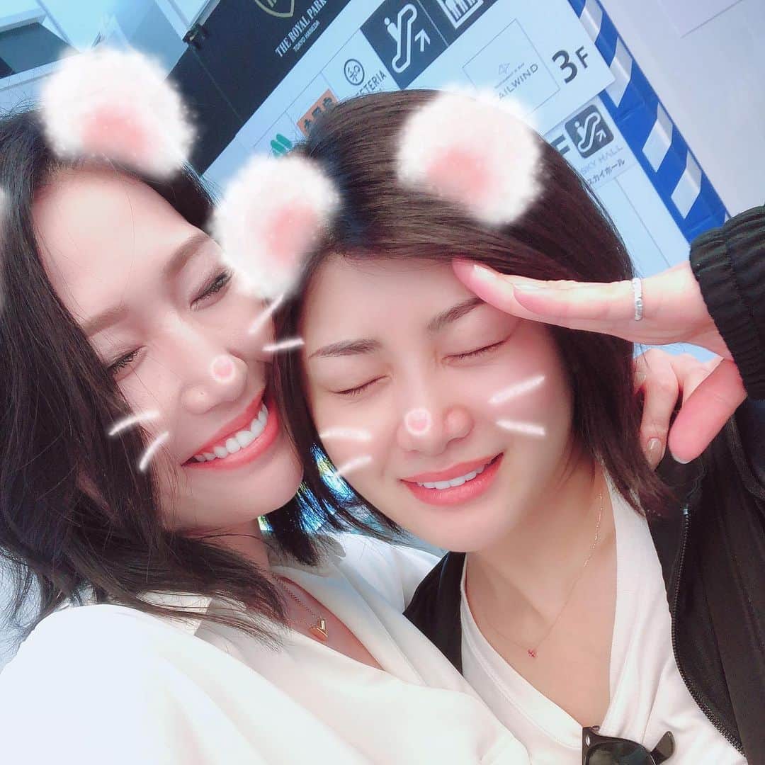 佐山愛のインスタグラム：「❤︎ ・ おっしー @oshikawa0613y が 語学留学のためロス🇺🇸に旅立って 1週間が経ちました🗓 ・ 空港の保安検査前で ハグして頑張っておいで！ と声をかけた私が、 ちょっぴり涙ぐんでいたのは きっとバレてないはず！笑 ・ ・ その後、展望デッキ行ってみたら おっしーを乗せた飛行機が どんどん奥の滑走路に消えてって 見失いそうになって焦ったけど、 なんとか米粒になるまで お見送りでけた！😂笑 ・ ・ そして半日後、おっしーから 「無事にLAに離陸しました💕」 ってLINEが来て、 「離陸やなくて上陸やろ！」とな。 ・ 着いて早々すっとぼけてるあの子が ちょっぴり心配になったけど😂 私なんかよりずっと強くて 芯がしっかりしてるおっしーは、 慣れなくて大変なことすら 楽しんで乗り越えて、 また一段とステキな女性になって 帰ってくるだろうなぁと確信している✨ ・ みんなもあたたかく見守ってあげてね❤️」