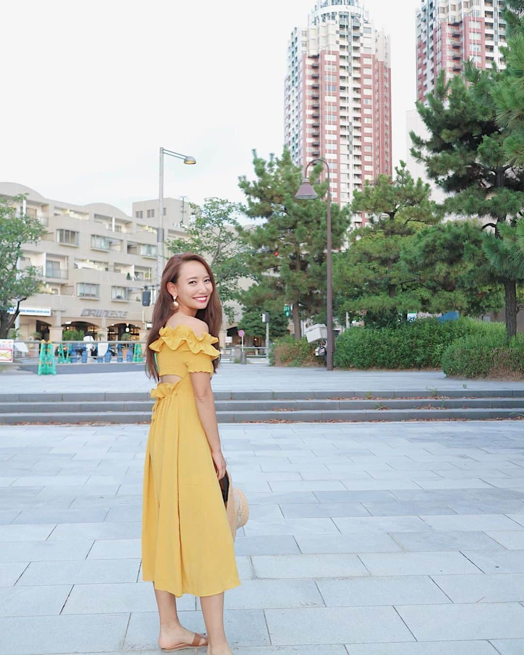 李 雨瀟さんのインスタグラム写真 - (李 雨瀟Instagram)「夕日が綺麗な週末🌇 ワンピースもネイルも夏仕様に。 . ラッキーカラーはyellowです💛 @holidayandholiday_official  @nailmix_and_es . . #yuxiao_outfits #outfits #outfit #ootd #fashion #onepiece #yellow  #holidayandholiday #titivate #titivatestyle  #ファッション #コーデ #夏 #夏ワンピ  #背中あきワンピース #夏のお嬢さん  #サンダル  #フラットサンダル #ぺたんこ #楽ちんコーデ」7月28日 17時50分 - yuisho_ri