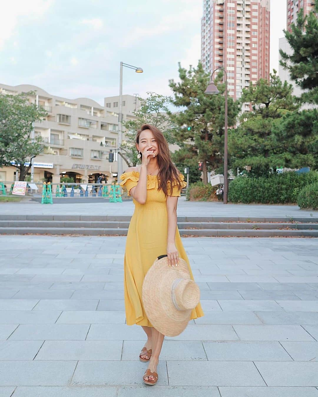 李 雨瀟さんのインスタグラム写真 - (李 雨瀟Instagram)「夕日が綺麗な週末🌇 ワンピースもネイルも夏仕様に。 . ラッキーカラーはyellowです💛 @holidayandholiday_official  @nailmix_and_es . . #yuxiao_outfits #outfits #outfit #ootd #fashion #onepiece #yellow  #holidayandholiday #titivate #titivatestyle  #ファッション #コーデ #夏 #夏ワンピ  #背中あきワンピース #夏のお嬢さん  #サンダル  #フラットサンダル #ぺたんこ #楽ちんコーデ」7月28日 17時50分 - yuisho_ri