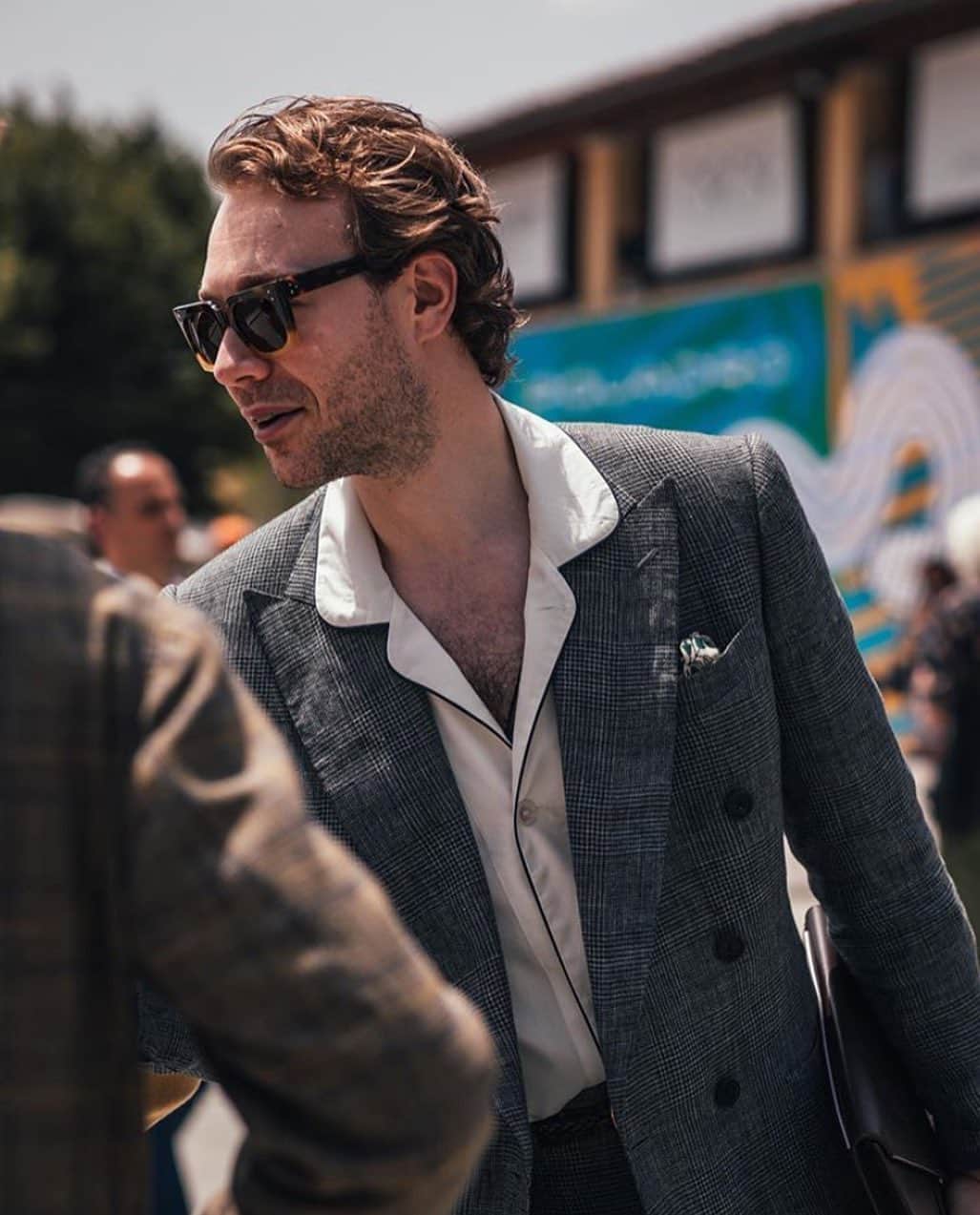 のインスタグラム：「This charcoal checked linen two-piece is a seasonal take on our signature grey flannel suit, cut for @aleks_cvetkovic with a low button-stance, patch hip pockets and Hollywood trousers. Perfect with a silk pyjama shirt. Photographed by @littlefatyaa. . #EdwardSexton #OffshoreBespoke #Handmade #Tailoring #SummerStyle #SavileRow #BespokeTailoring #DoubleBreasted #Linen #Check #Solbiati #TheSextonLook」