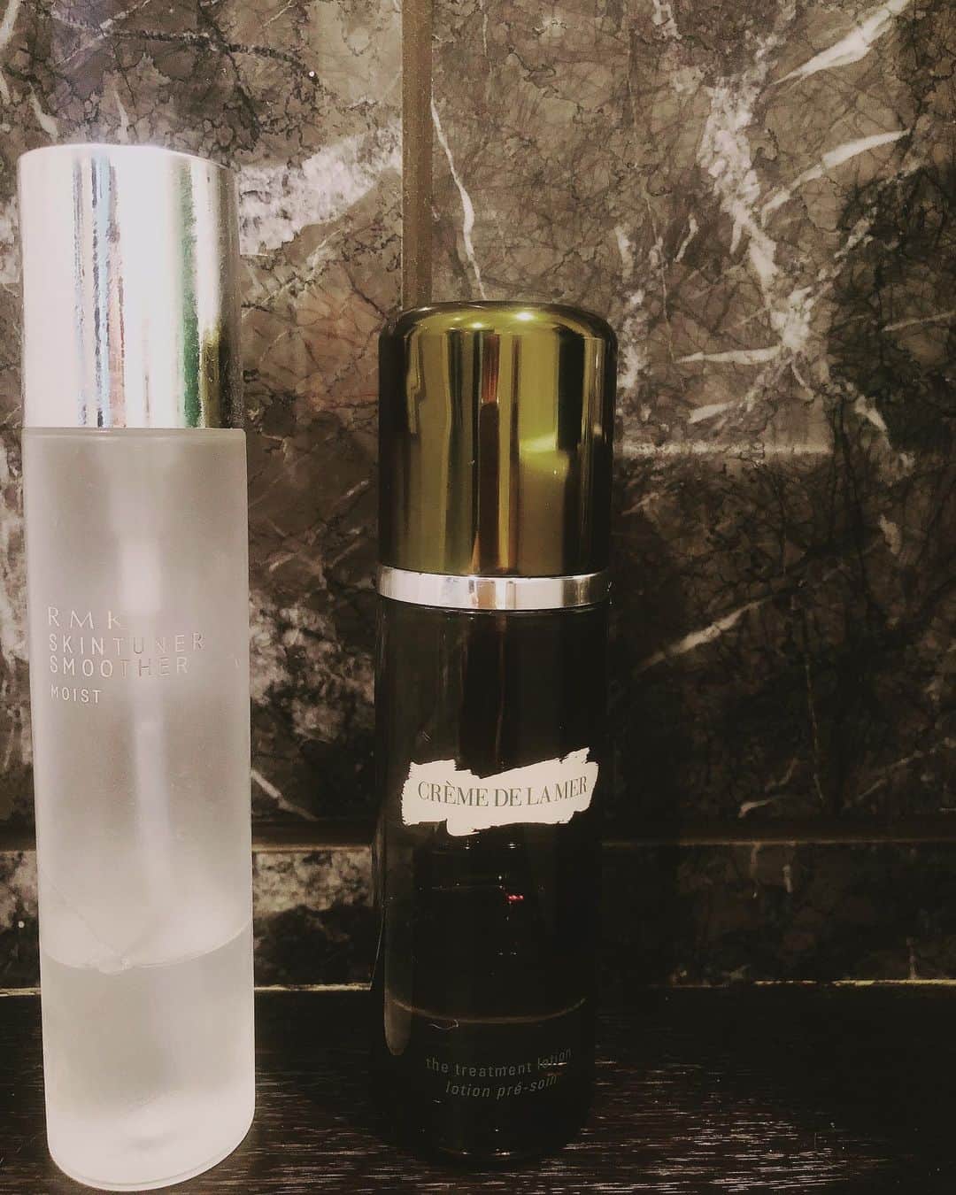 ダレノガレ明美さんのインスタグラム写真 - (ダレノガレ明美Instagram)「私が使っている化粧水です。 左が @rmkofficial の スキンチューナー スムーサー(S) モイスト ¥3,400円 こちらは外出して帰宅した際にパックする時用。 こちらは冷蔵庫にいれて冷やしています。 お風呂でパックするときもこちらを使っています！ ちなみにティッシュでパックする際は2枚を重ねてます！ 上と下で分けてます！ この時期は紫外線に少しでも当たったら帰ってきて パックをしてます！ もちろん日焼け止めは欠かさず！ 帰ってきたら顔を洗ってパックしてます！  右はDE LA MER The Treatment Lotion ザ･トリートメント ローション ¥11,000円 こちらはお風呂上がりや化粧落としたあとなどに使ってます。 とろみのあるテクスチャーでふっくらとした肌に導く化粧水です✨ 普通の化粧水より高いのですが 一回使ってからこれしか使えなくなり ３本目のリピートです！ 是非参考にしてみてください。」7月28日 17時51分 - darenogare.akemi