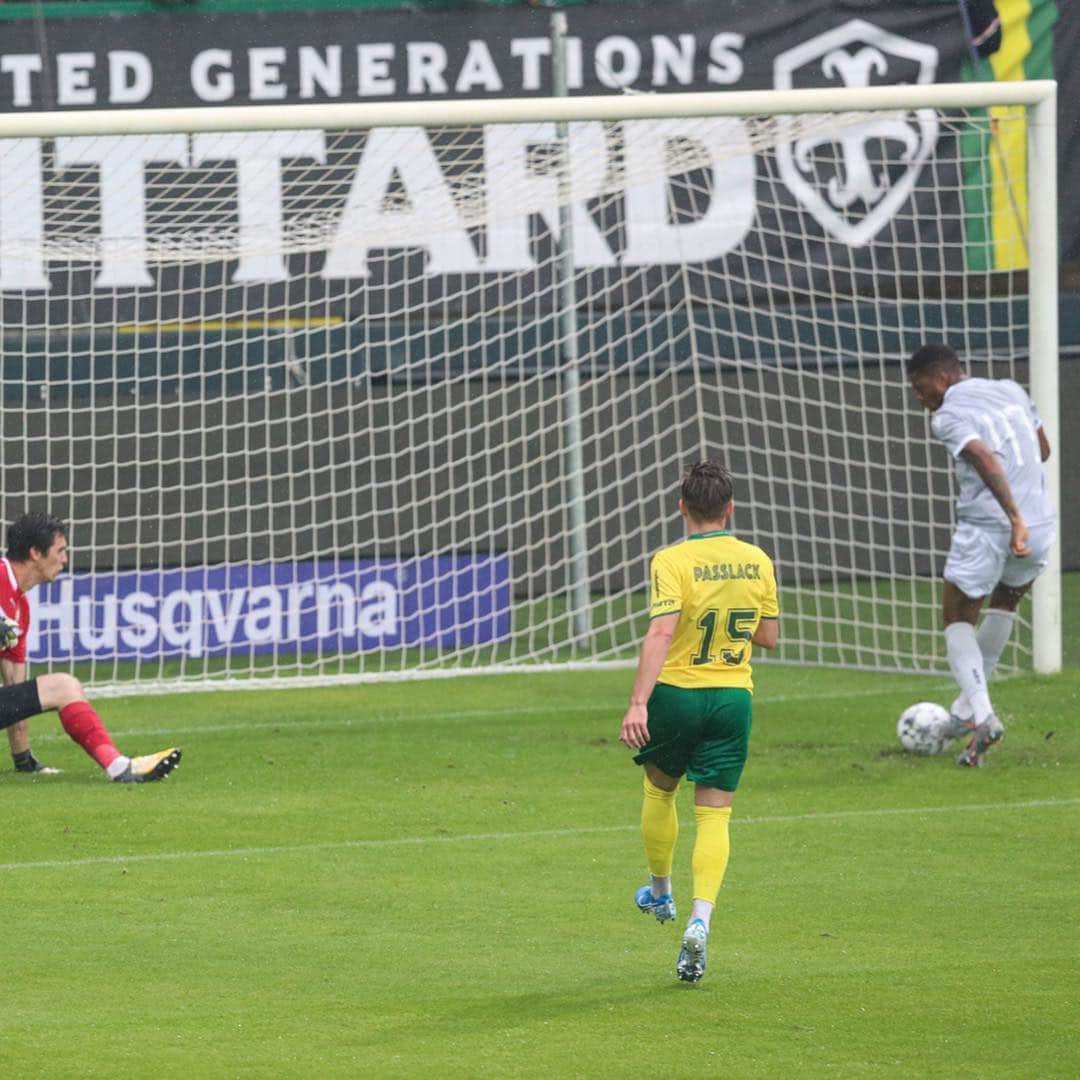 チュバ・アクポムさんのインスタグラム写真 - (チュバ・アクポムInstagram)「5-1 win ✅  4 goals ⚽️⚽️⚽️⚽️ Hungrier than ever 🤬🤪‼️」7月28日 17時52分 - cakpom