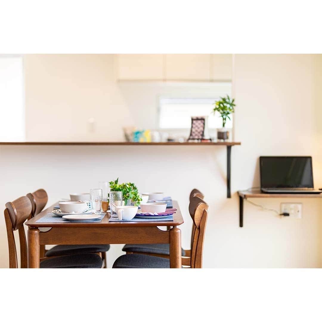 homelife 夢を叶える暮らし方のインスタグラム：「【みんなでご飯】 . . 家族が集まってご飯を食べながら一日の出来事を話す そんな時間を作ることができるダイニングルームが良いですね👪 . . こちらのお家はアーキホームライフのお施主様邸の施工写真です。 その他の施工写真は、 @homelife_gallery のURLからご覧いただけます。 . . #ダイニング #ダイニングテーブル #キッチンカウンター #家具 #家族団らん #食卓 #理想の家 #おしゃれな家 #マイホーム計画 #ローコスト住宅 #マイホーム #夢のマイホーム#福知山 #豊岡 #加東 #姫路 #注文住宅 #自由設計 #デザイン住宅 #myhome #family #house #home #homelife_京都 #homelife_大阪 #homelife_兵庫 #ホームライフ #ホームライフ100 #アーキホームライフ」