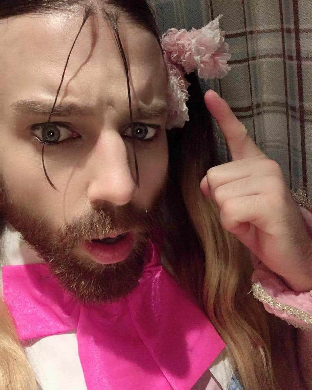 レディビアードさんのインスタグラム写真 - (レディビアードInstagram)「OH NO! BROKEN HAIR ACCESSORY?? .....poor accessory...... #ladybeard  #pooraccessory」7月28日 18時04分 - ladybeard_japan