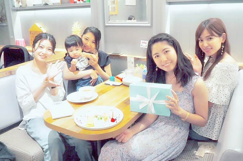 のインスタグラム：「あゆみ、あい、はなちゃん、あい👶が 結婚のお祝いをしてくれた💕  もともとあいが体調不良で来られなくなった.. ってなってたの😷  それであゆみと2人でカフェ行こう〜って話してた🥞  2人で駅で待ち合わせして お店に着いたら！  はなちゃんがいる！！！😍 . . 続いてあい&👶も登場して！！ . . . びっくりした( ´⚰︎` )💕 サプライズ( ´⚰︎` )💕💕💕 . . . happyweddingって描かれたプレートに😍 素敵なグラスのプレゼントも😭  私は幸せものです😭  みんな本当に ありがとう✩°｡⋆⸜(*˙꒳˙* )⸝🧡🧡🧡 . .  #friends#結婚祝い#cafe#プレゼント#2015#ありがとう #💓」